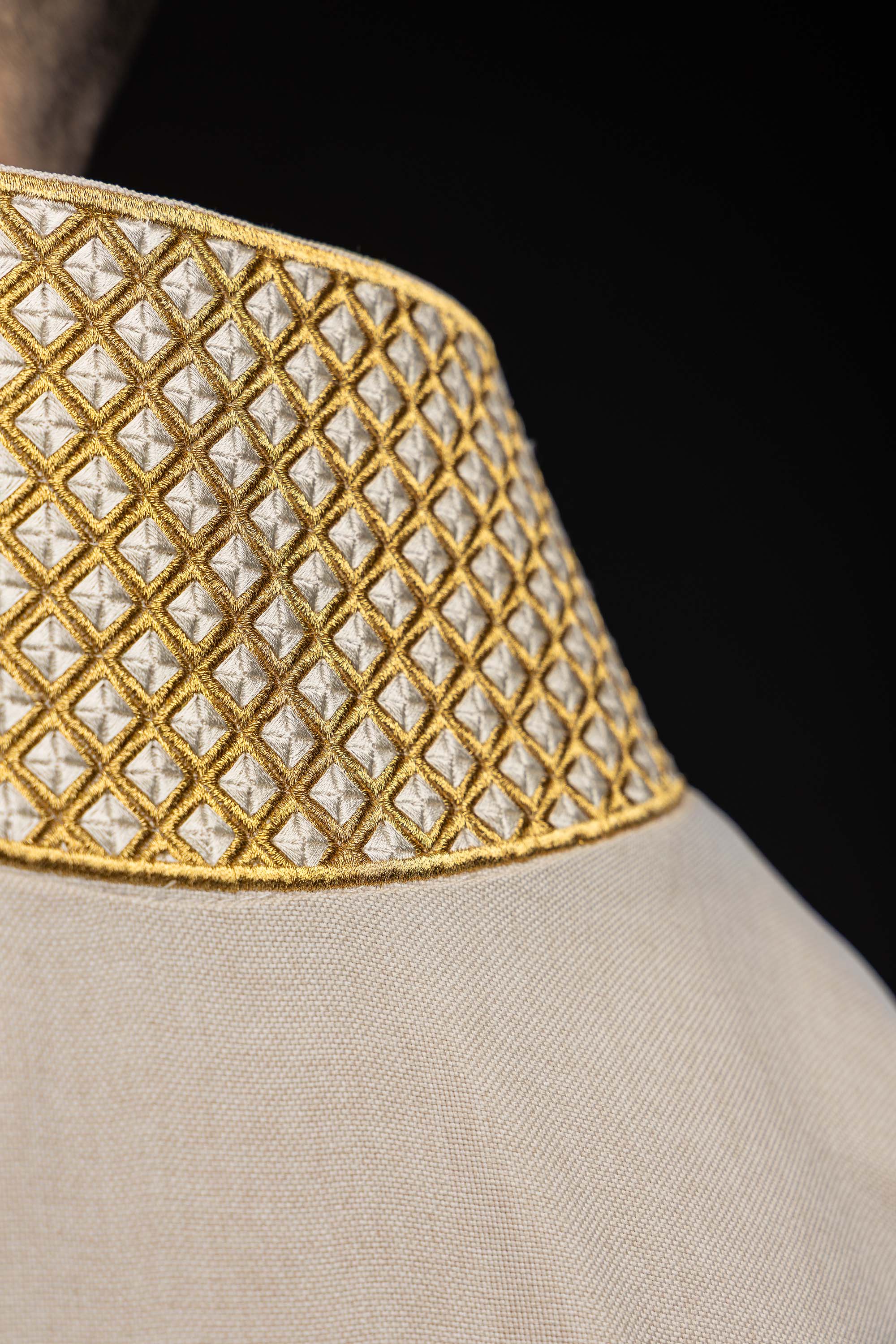 Dalmatyka s izvezenim križevima i ecru ovratnikom