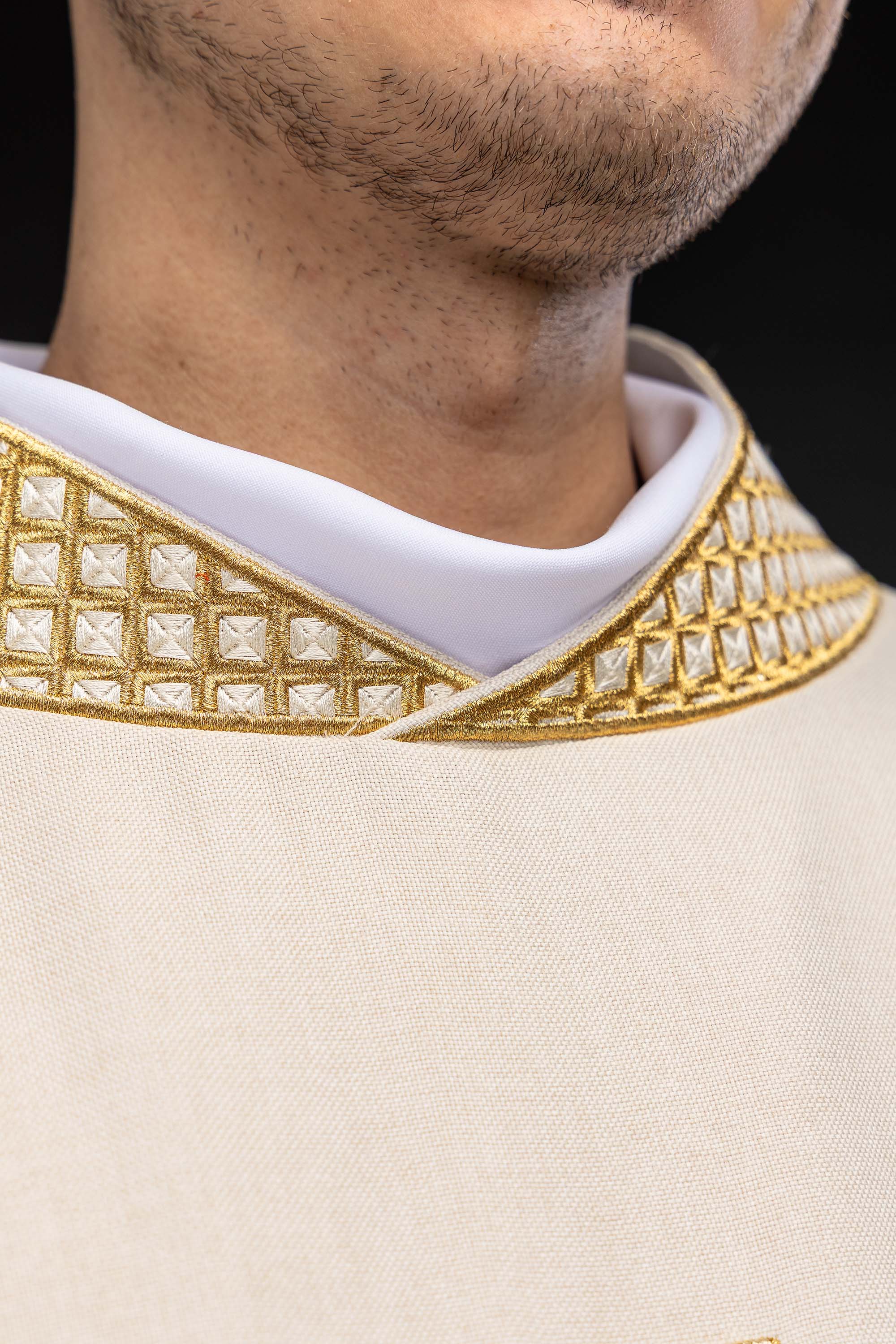 Dalmatyka s izvezenim križevima i ecru ovratnikom