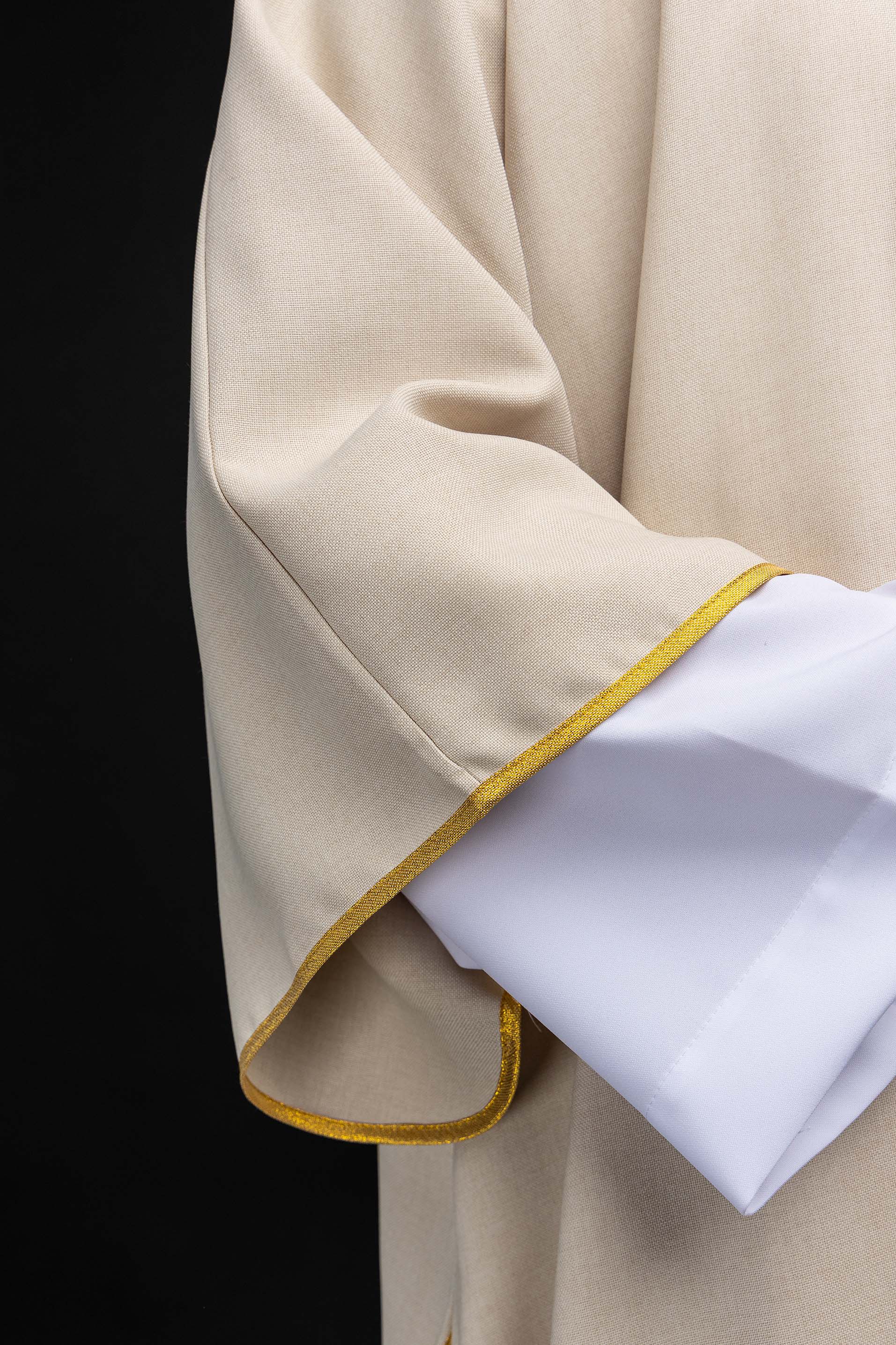 Dalmatyka s izvezenim križevima i ecru ovratnikom