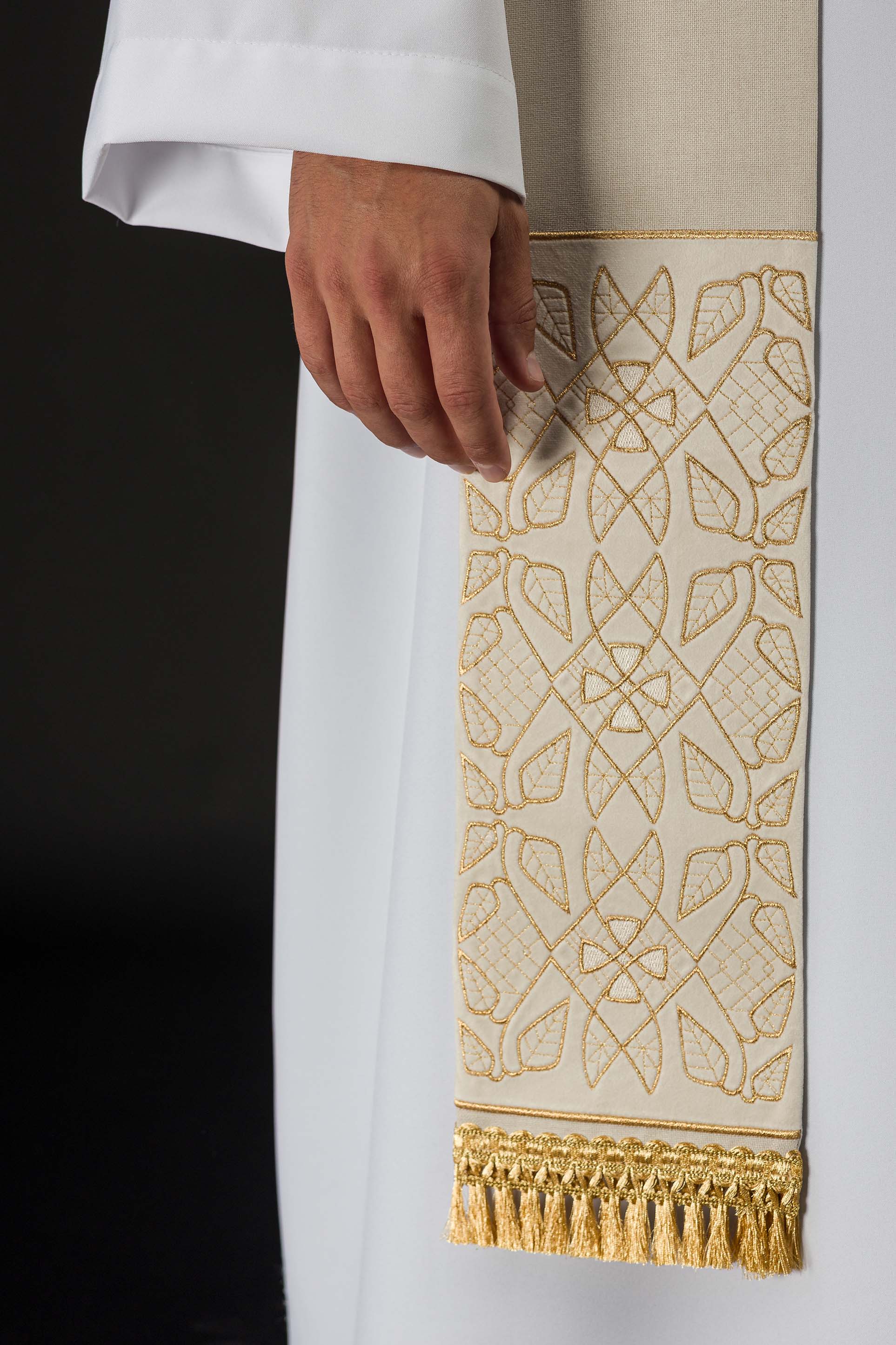 Stuła haftowana aksamitna z motywem IHS ecru - ORNATY.PL