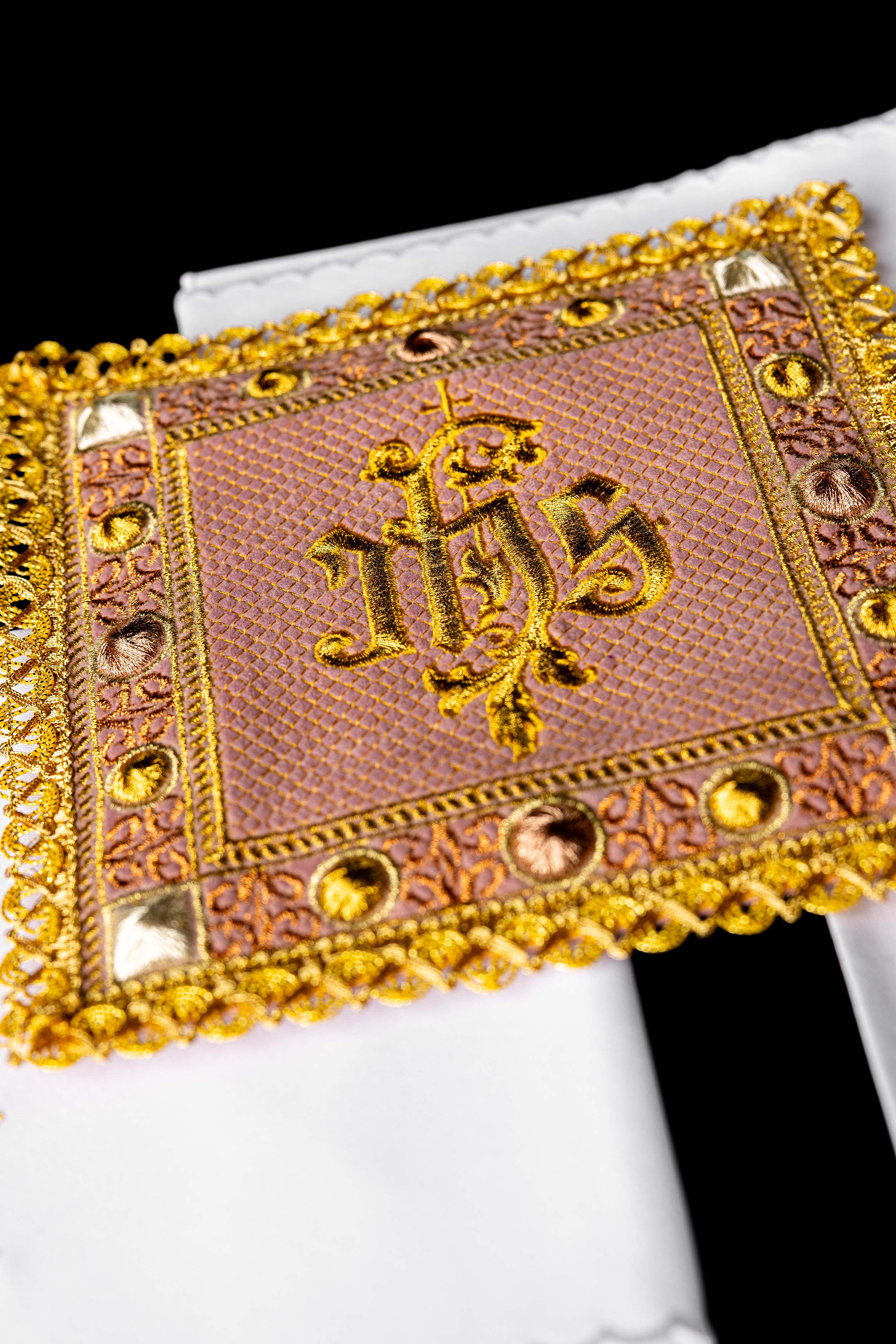 Aksamitny komplet kielichowy w kolorze różowym z haftowanym symbolem IHS