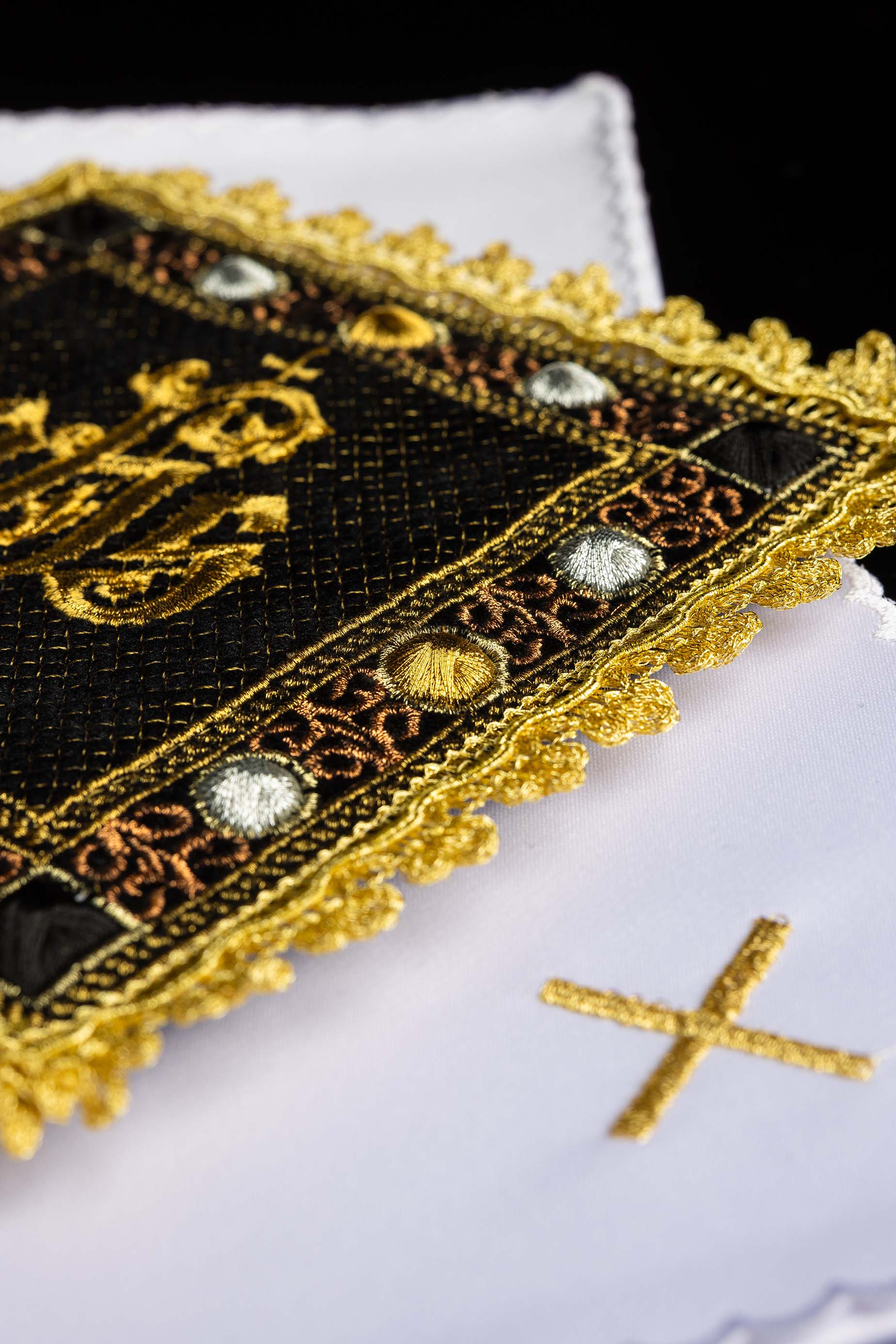 Aksamitny komplet kielichowy w kolorze czarny z haftowanym symbolem IHS - ORNATY.PL