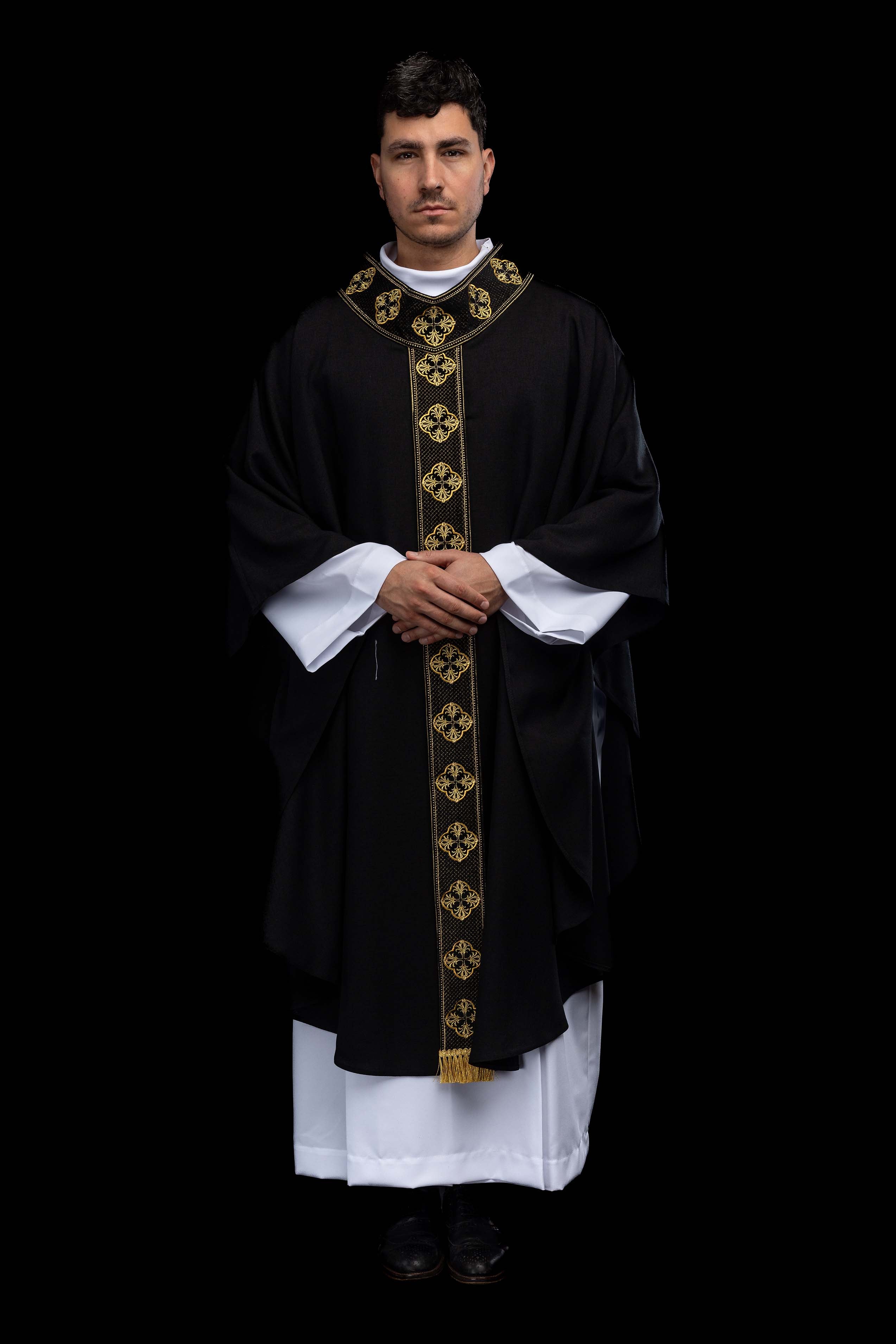 Ornati u boji ecru s izvezenim pojasom i ovratnikom u križeve