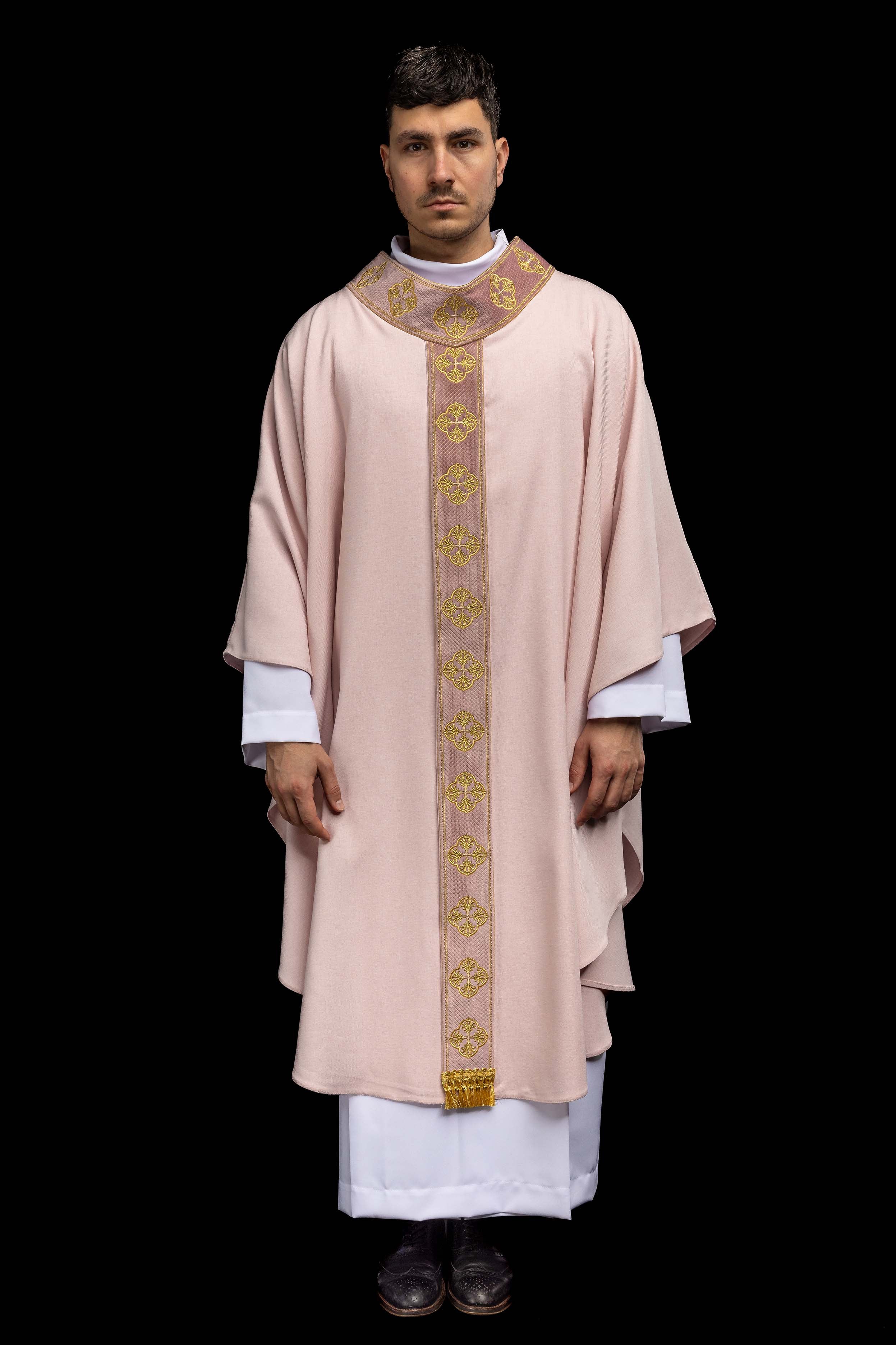 Ornat w kolorze różowy z haftowanym pasem i kołnierzem w krzyże - ORNATY.PL