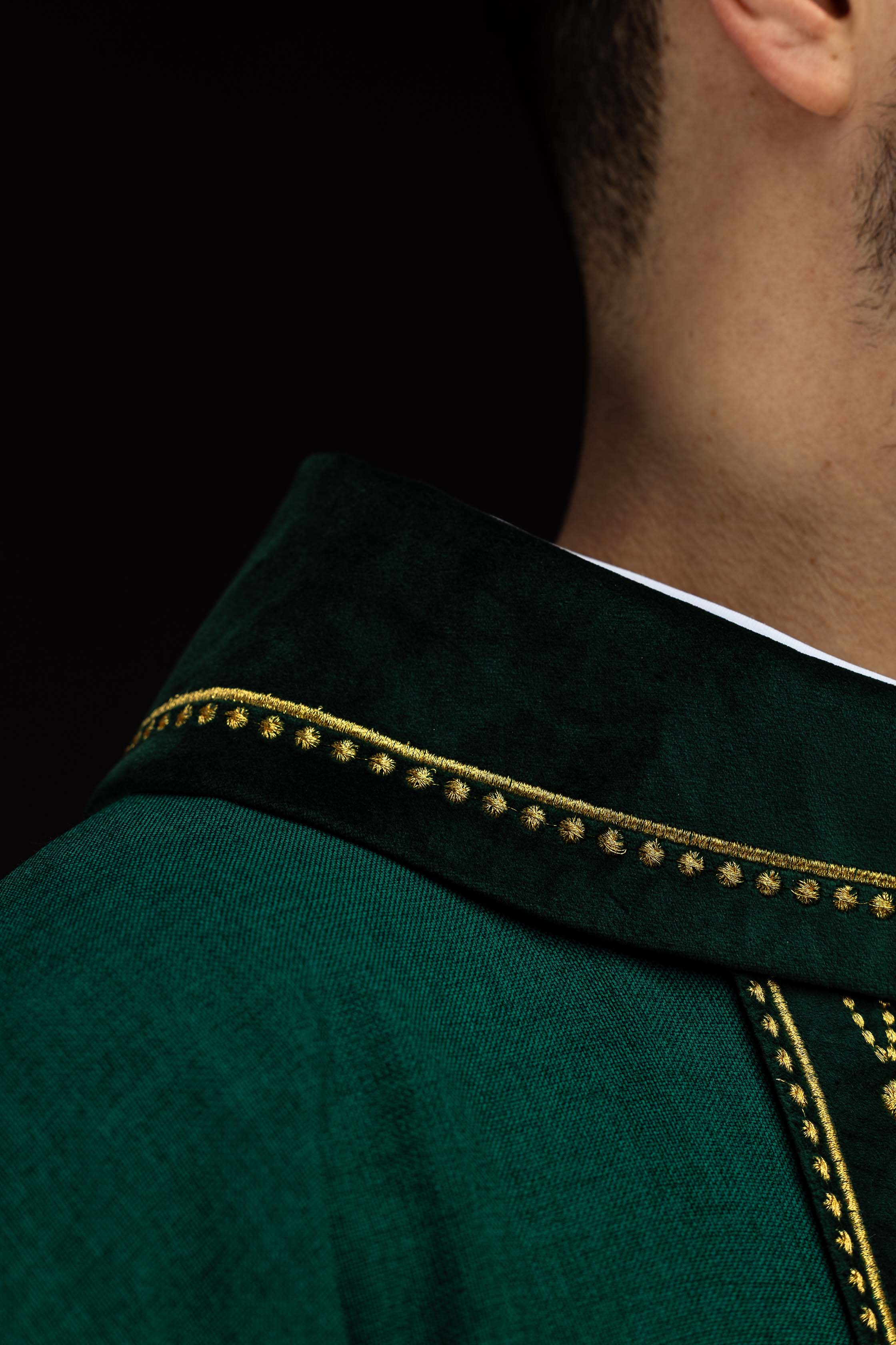 Ornat liturgiczny z bogato zdobionym pasem w krzyże w kolorze zielonym - ORNATY.PL