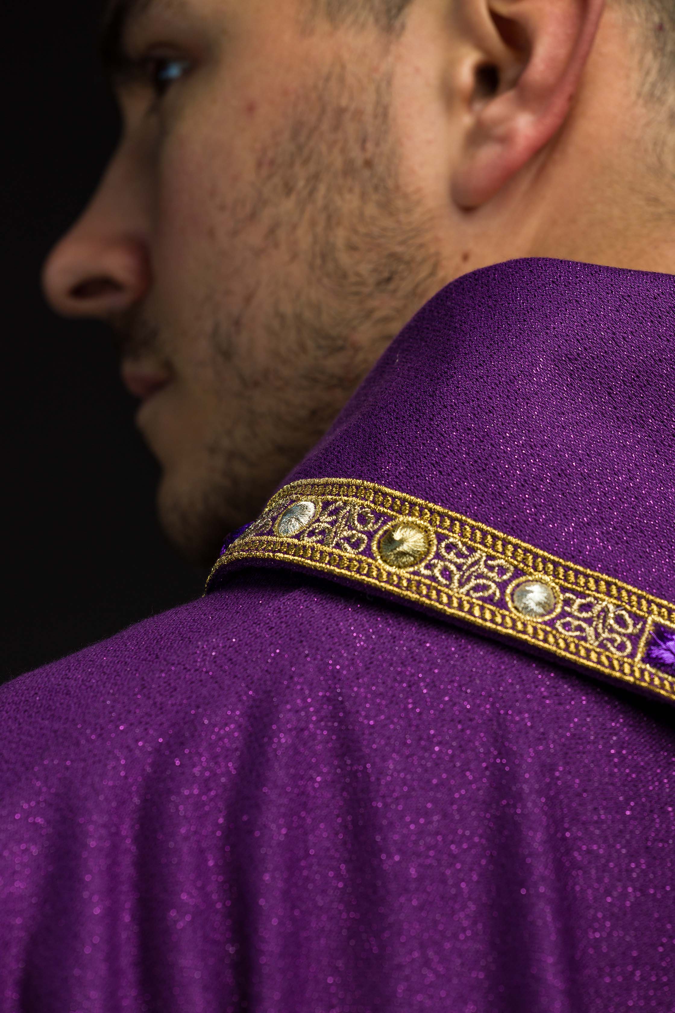 Ornat s uskrsnim janjcem sašiven na ukrasnoj tkanini