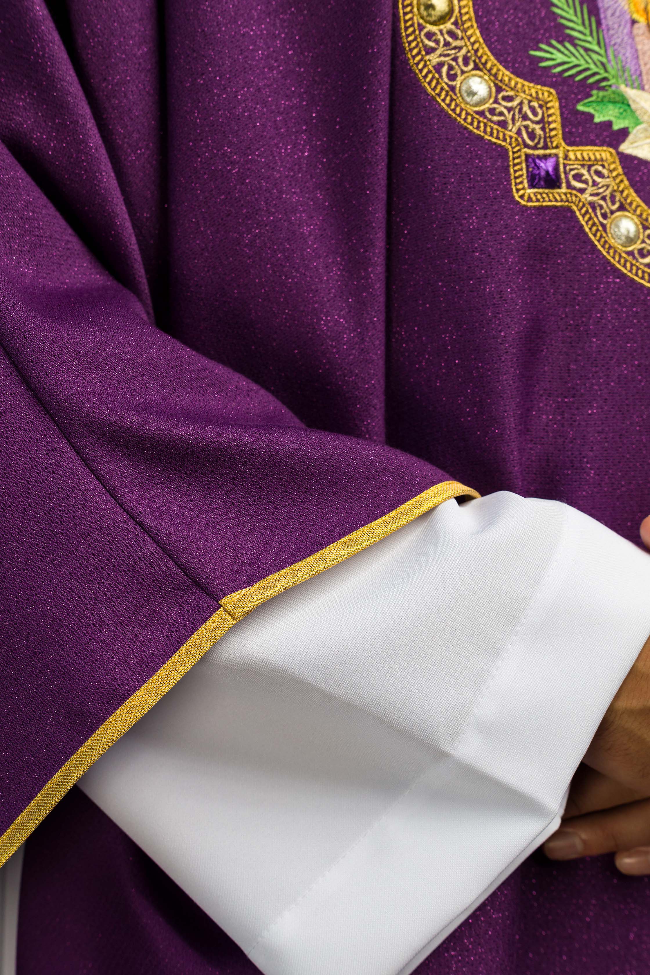 Ornat s uskrsnim janjcem sašiven na ukrasnoj tkanini