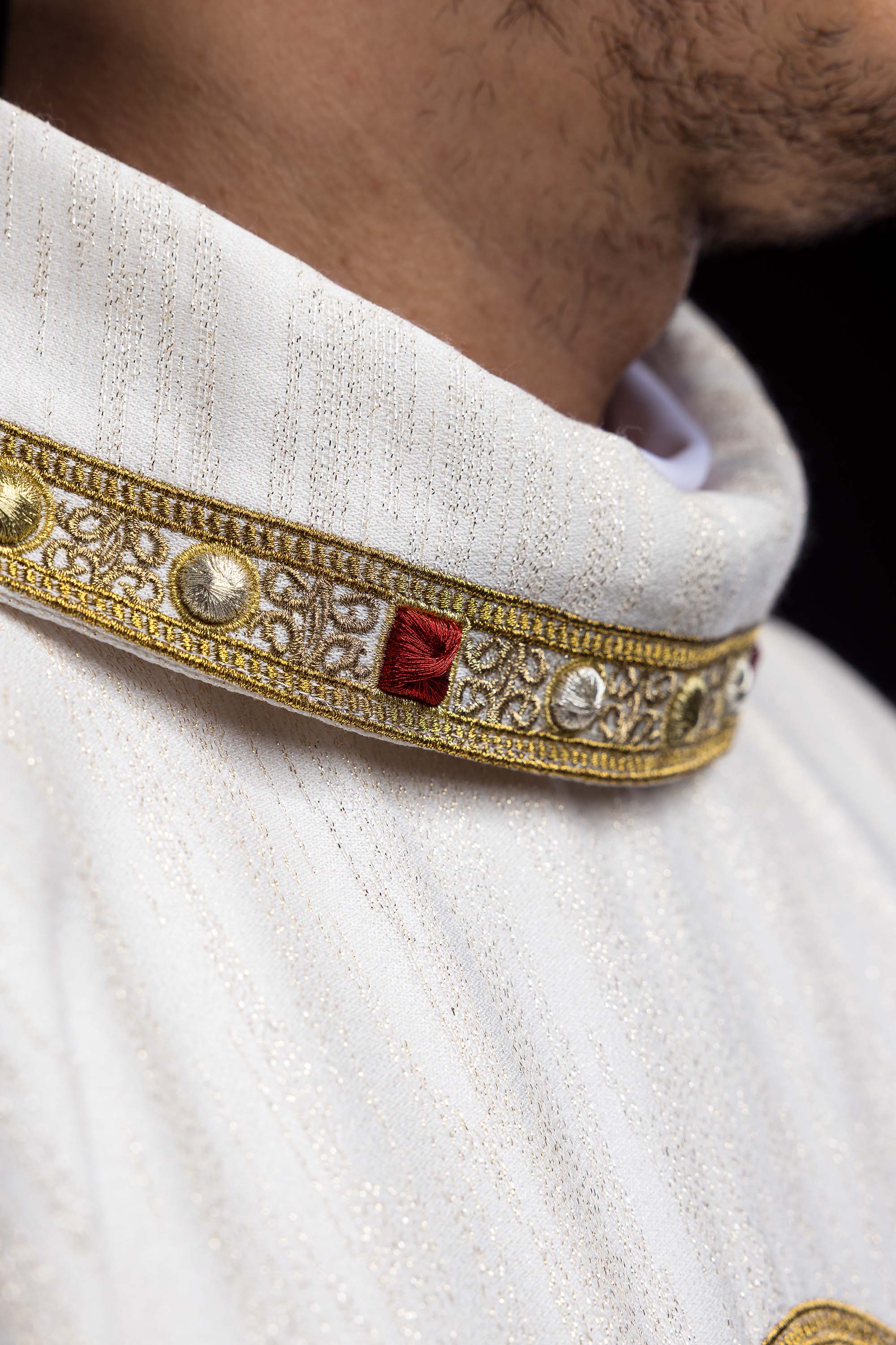 Ornat haftowany z wizerunkiem trzech serc