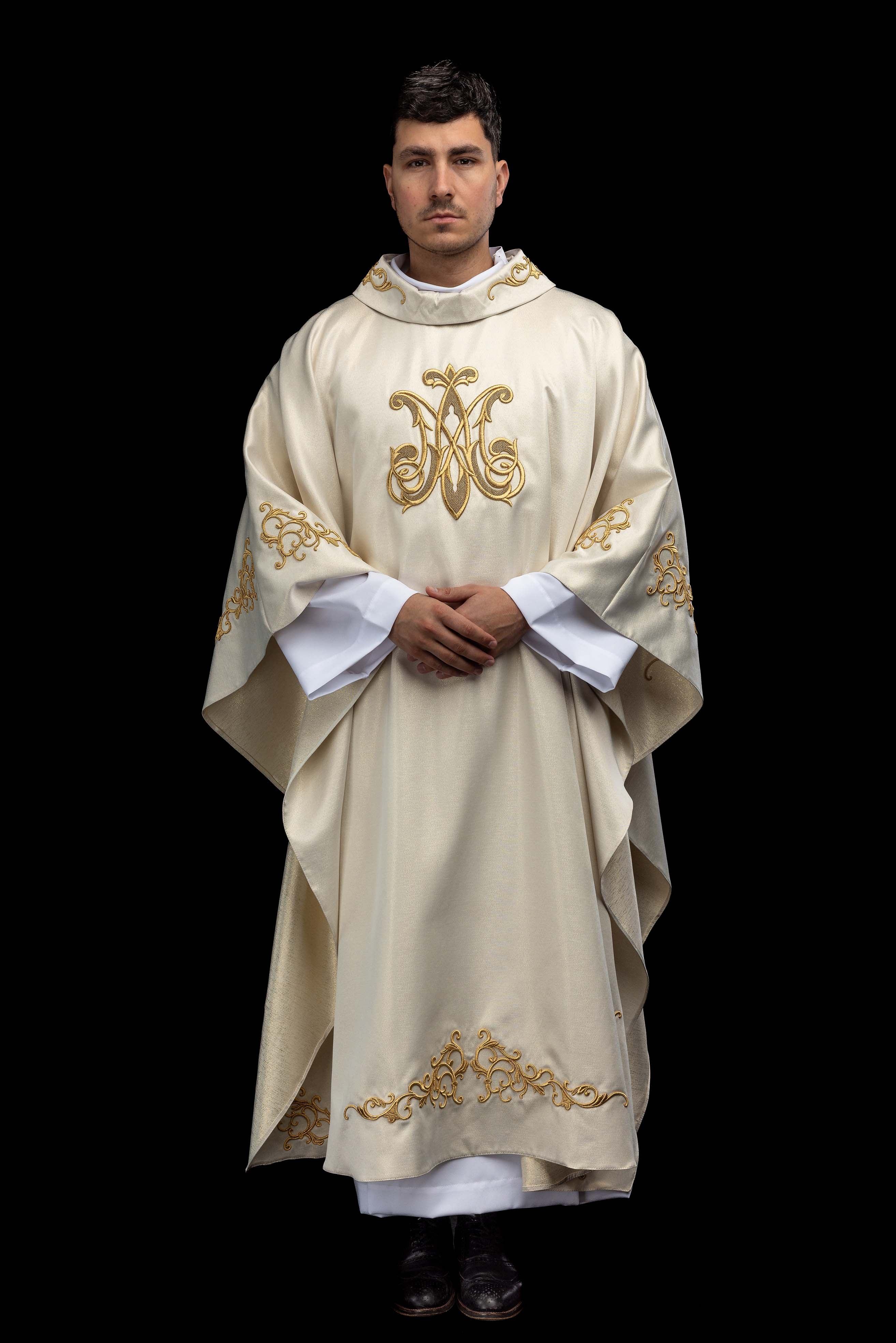 Liturgijska odora s izvezenim marijanskim grbom i krunom