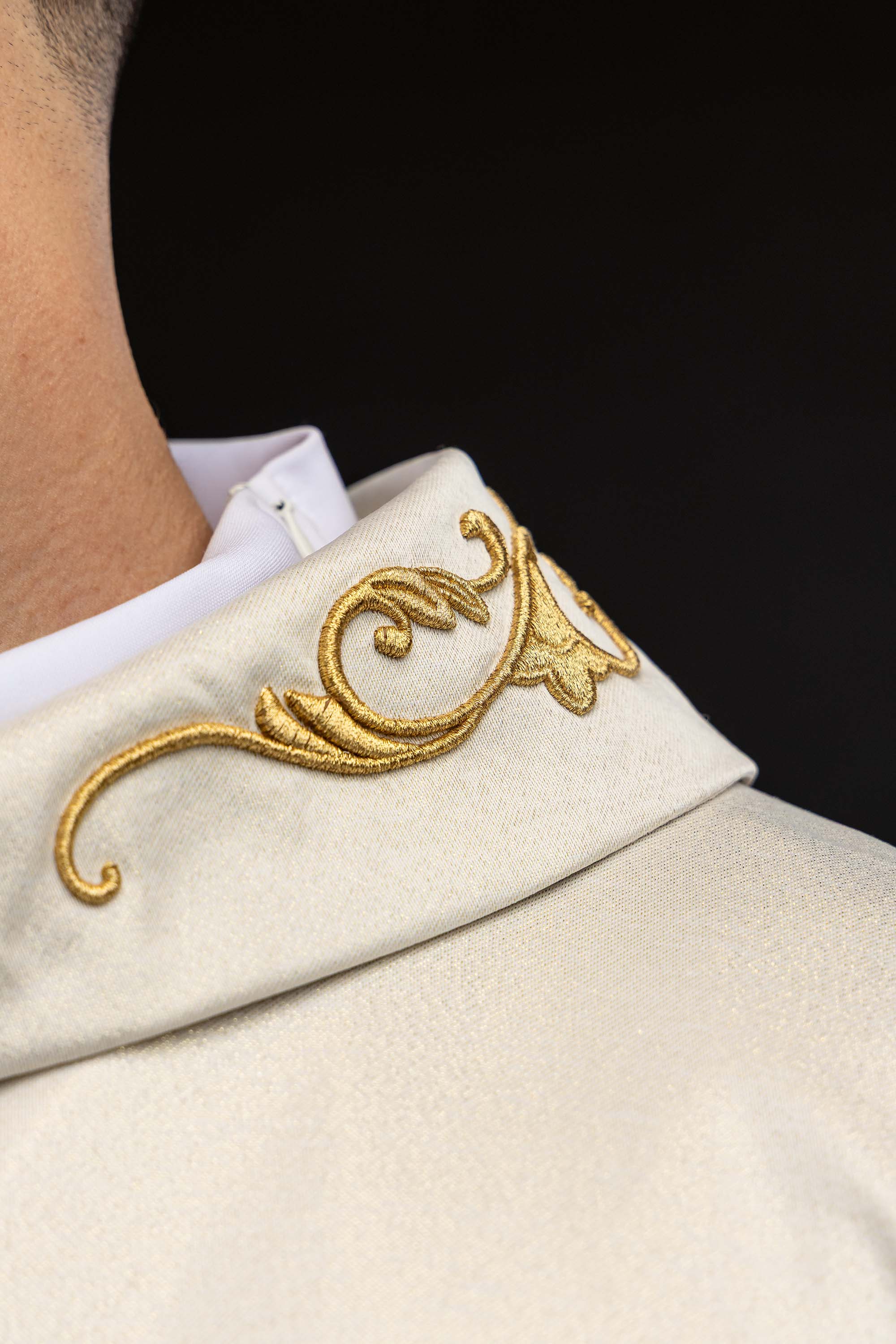 Liturgijska odora s izvezenim marijanskim grbom i krunom