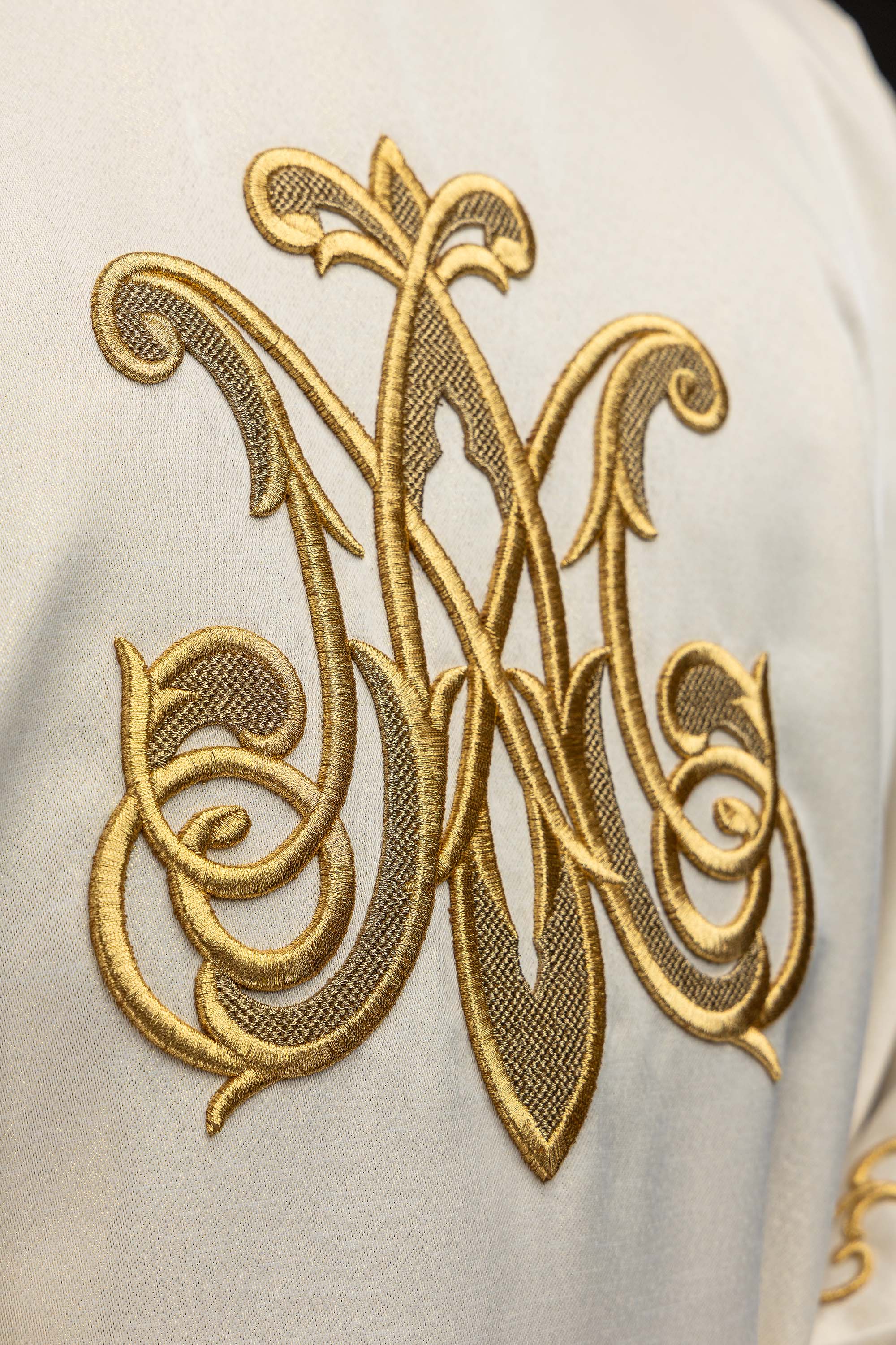 Liturgijska odora s izvezenim marijanskim grbom i krunom