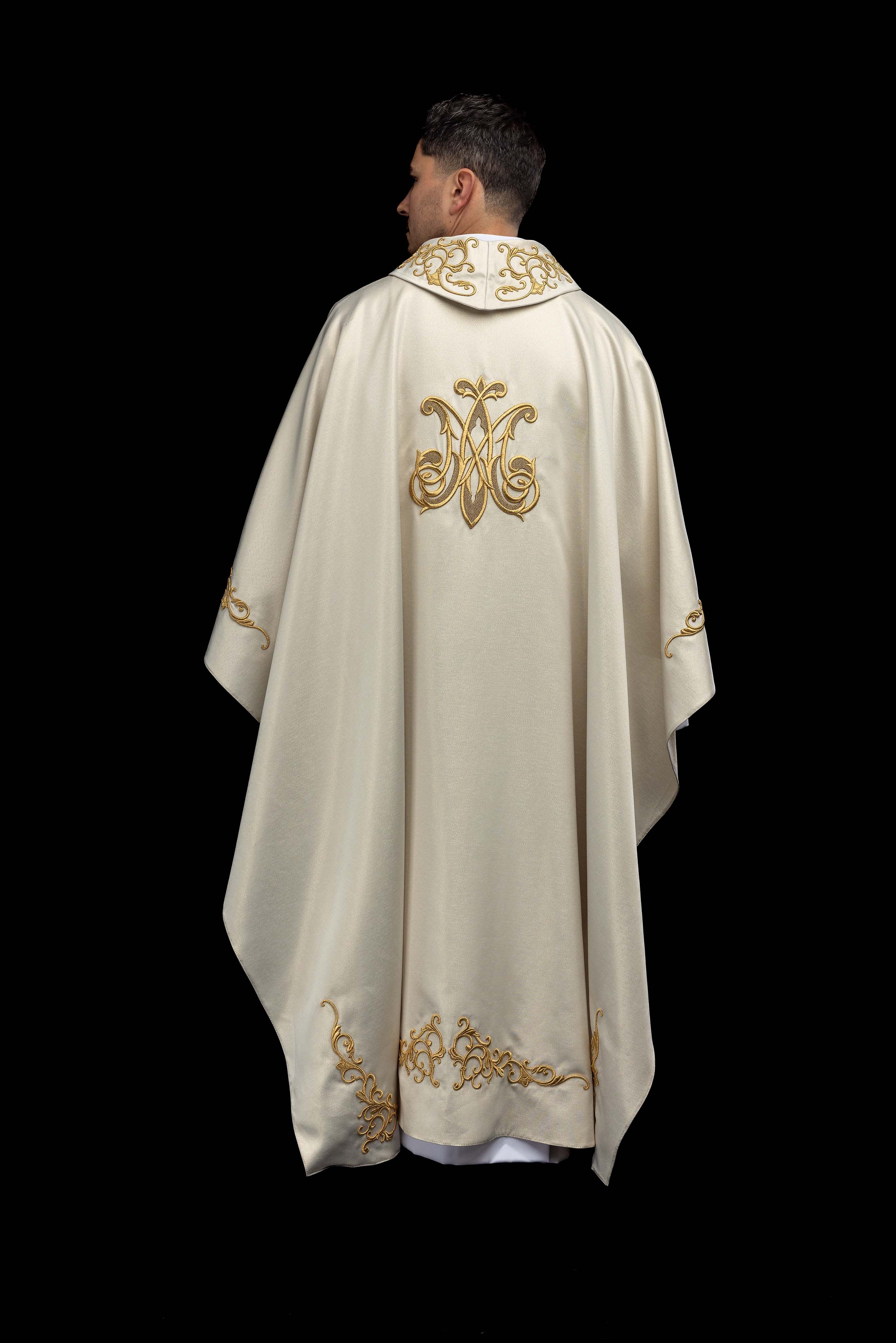 Liturgijska odora s izvezenim marijanskim grbom i krunom