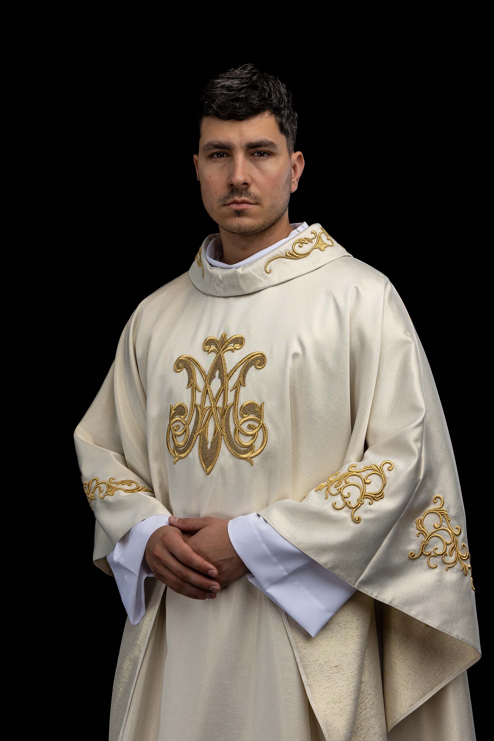 Liturgijska odora s izvezenim marijanskim grbom i krunom