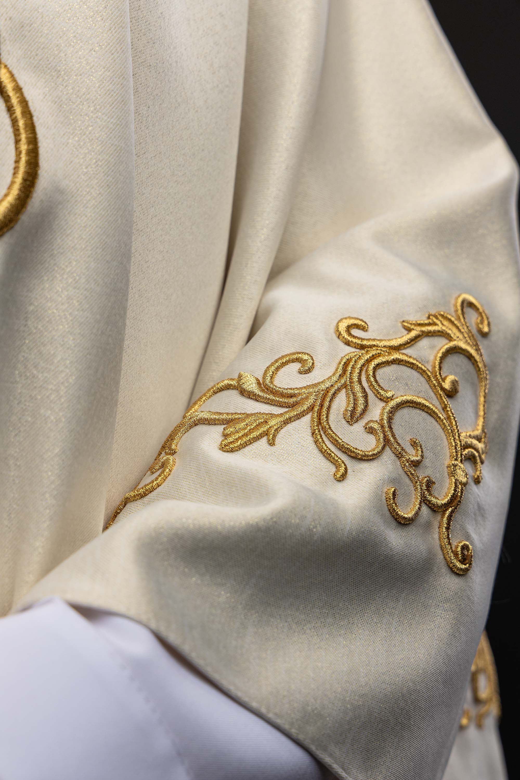 Liturgijska odora s izvezenim marijanskim grbom i krunom