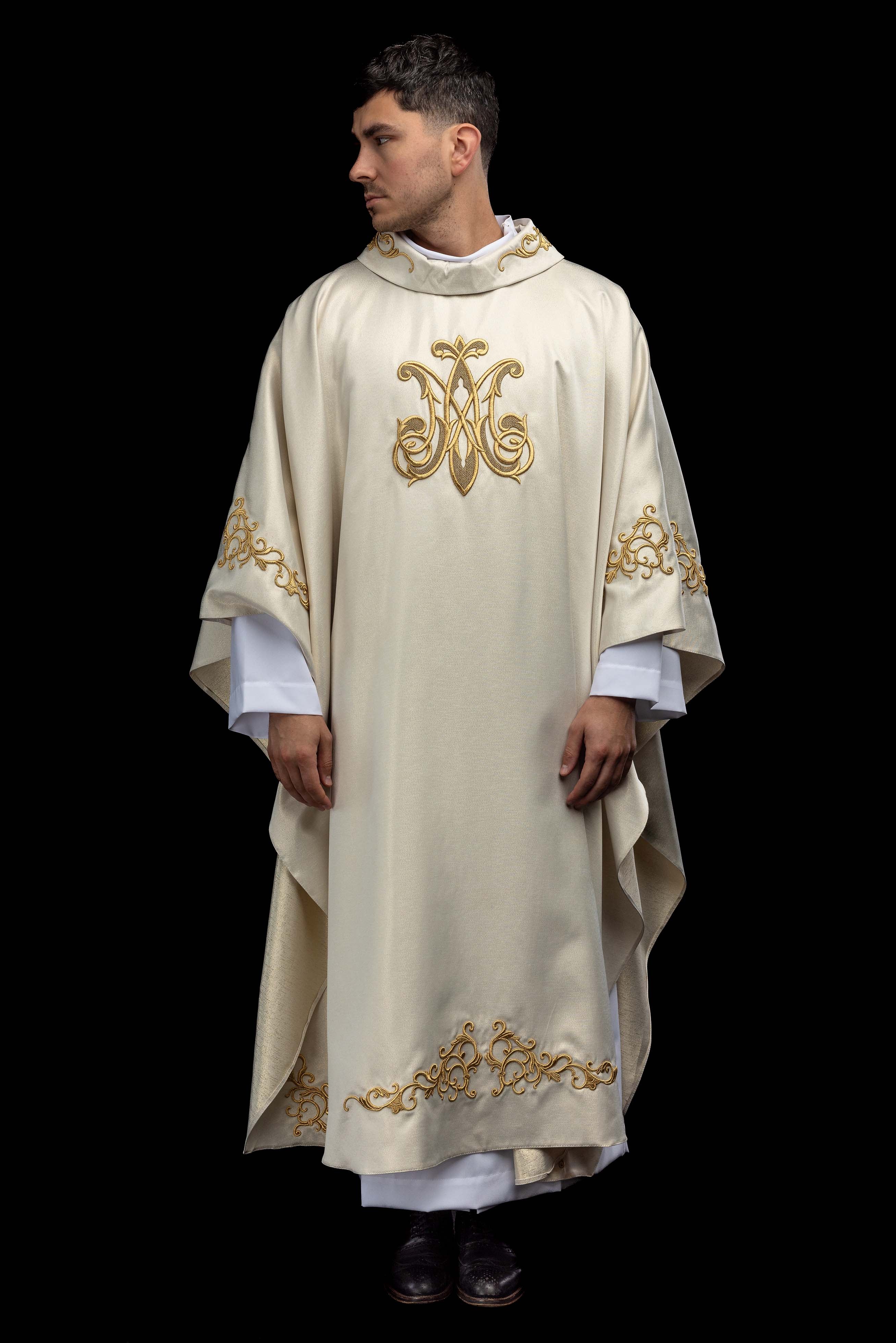 Liturgijska odora s izvezenim marijanskim grbom i krunom