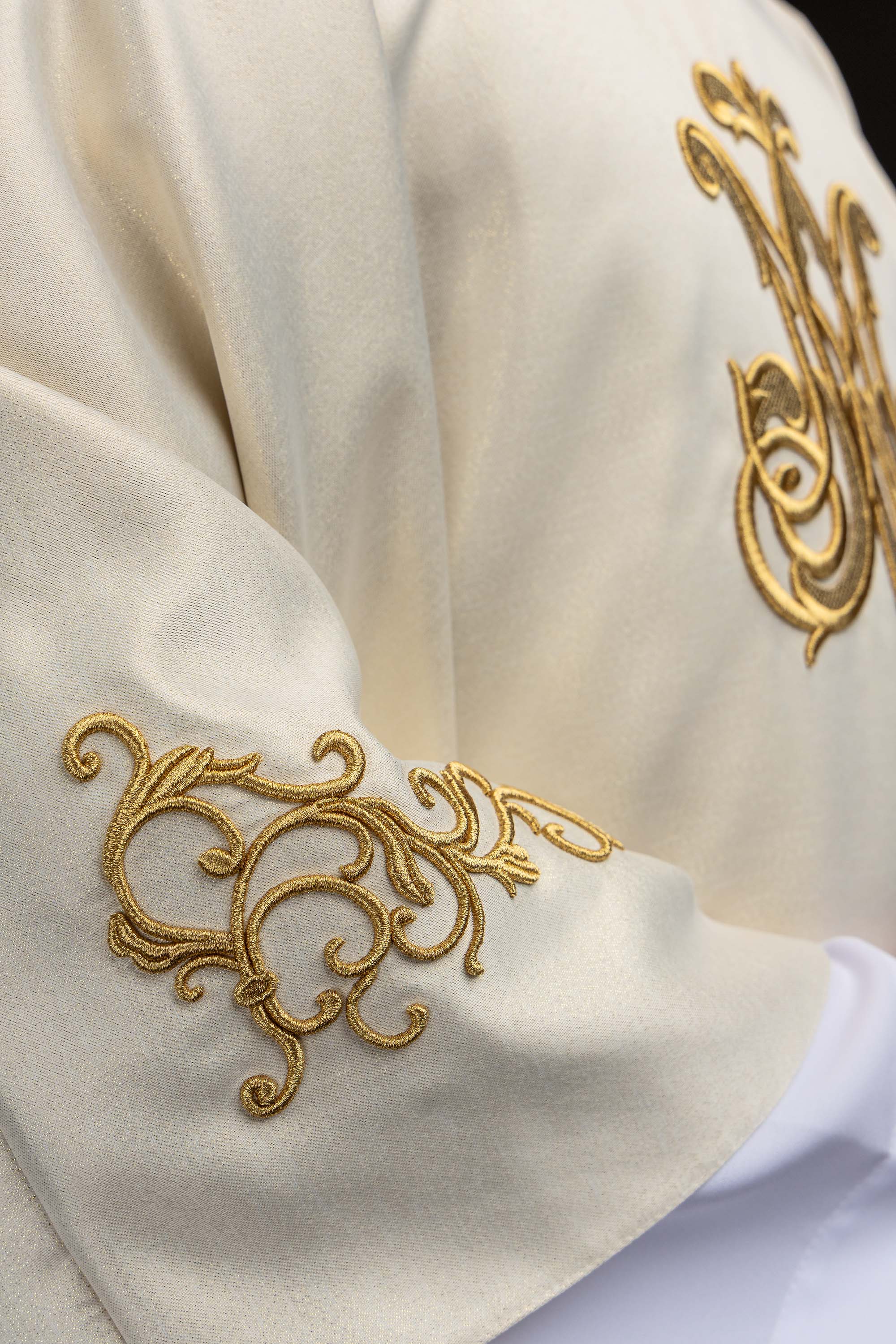 Liturgijska odora s izvezenim marijanskim grbom i krunom
