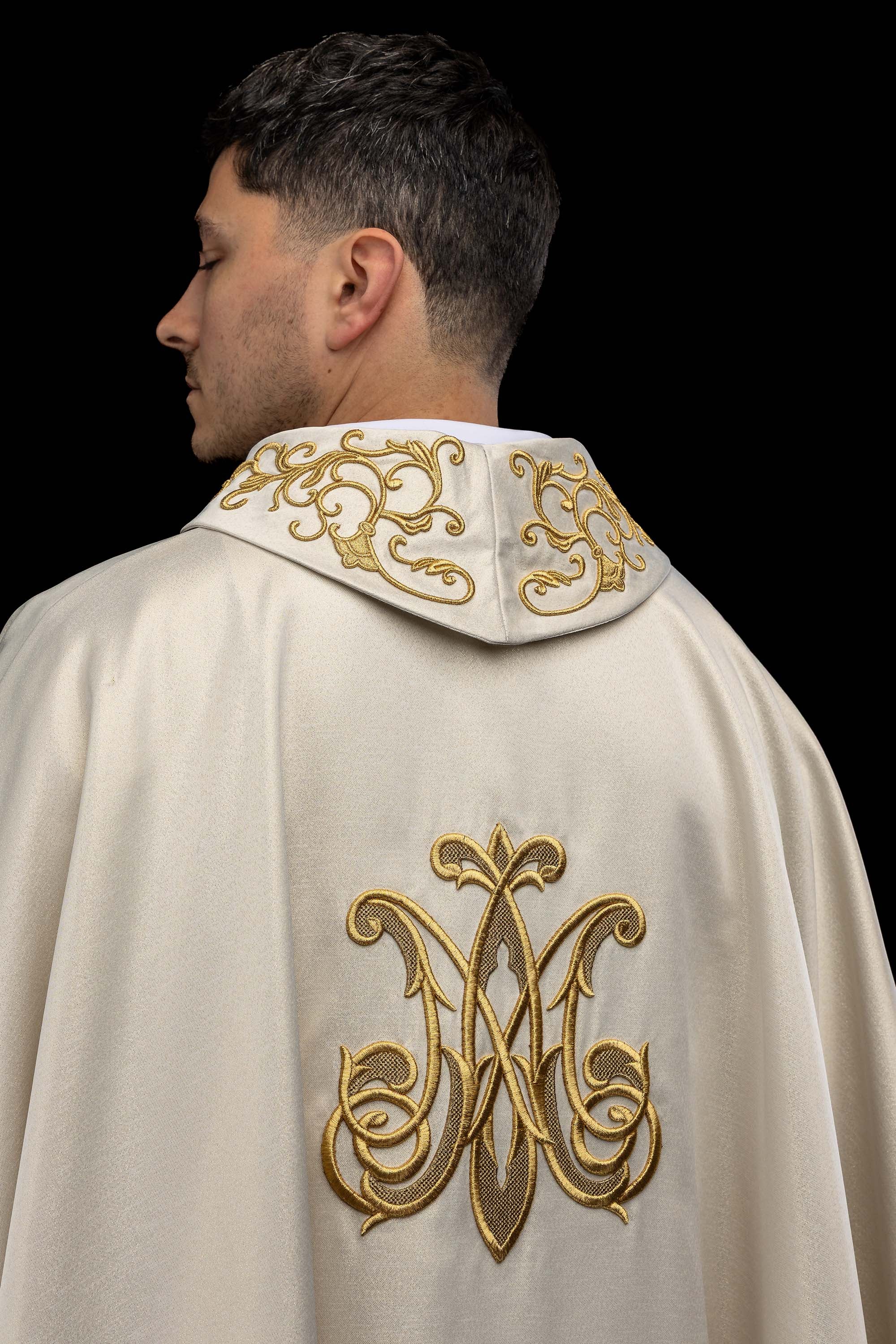 Liturgijska odora s izvezenim marijanskim grbom i krunom