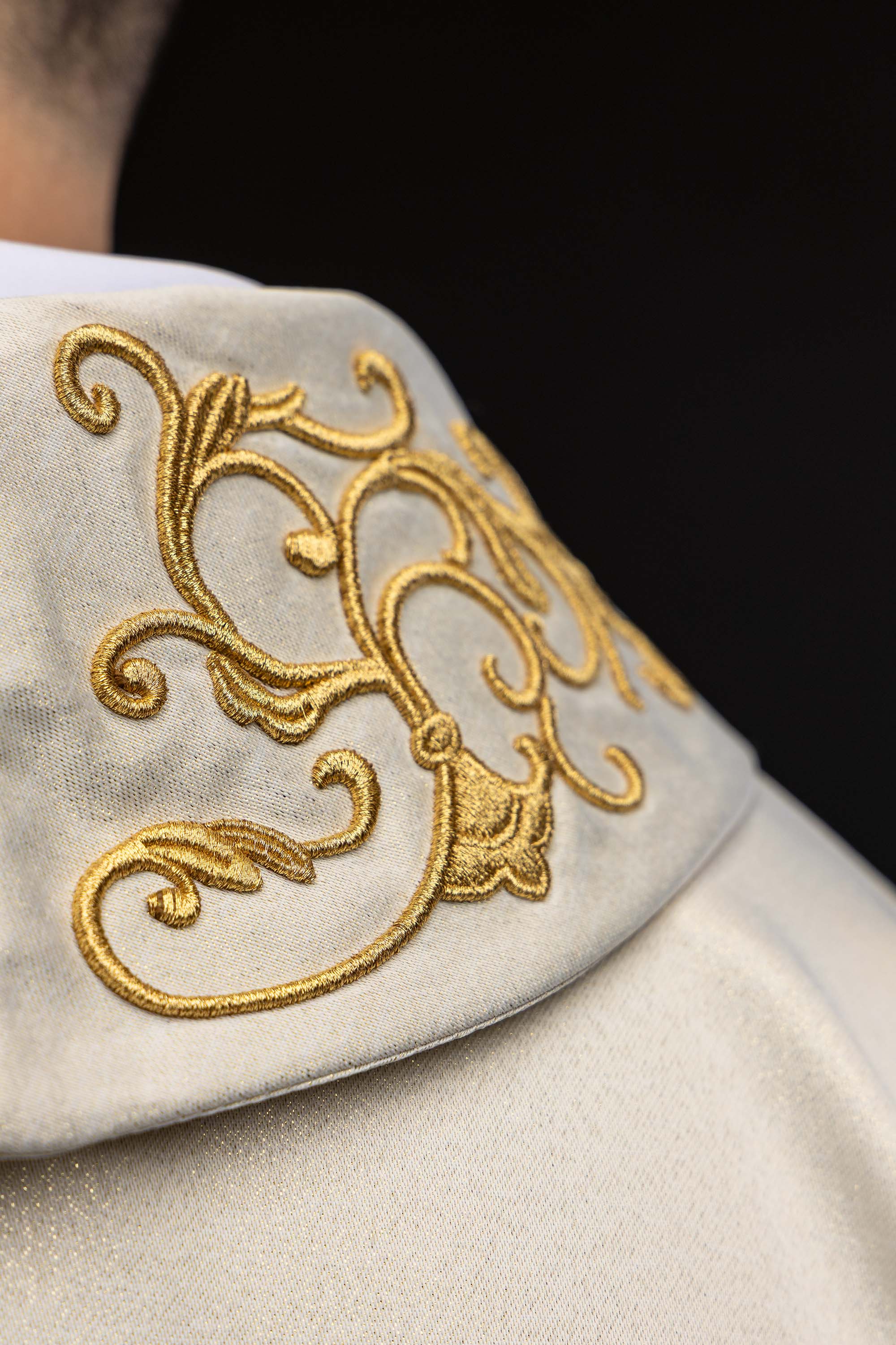 Liturgijska odora s izvezenim marijanskim grbom i krunom