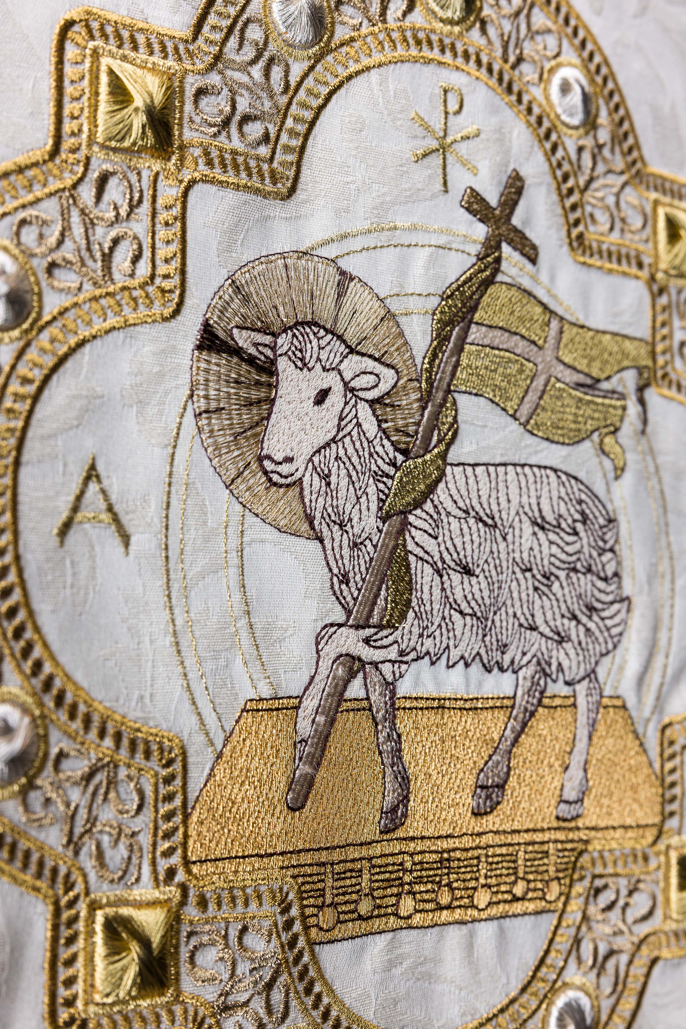 Ecru serweta za lektorij s marijanskim vezom