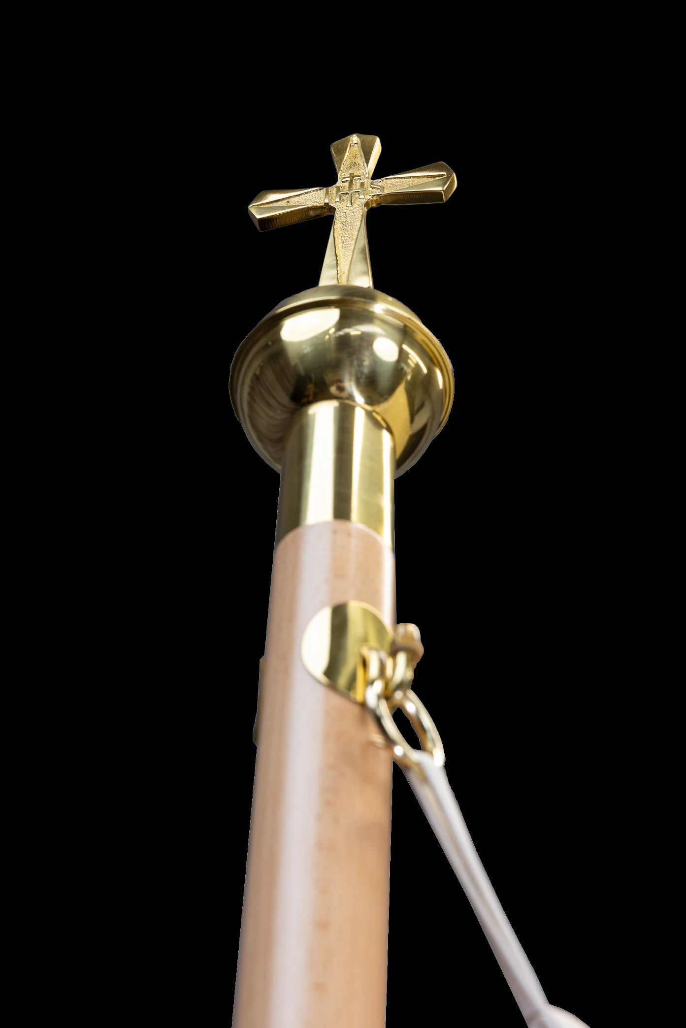 Pozłacana głowica z krzyżem przy baldachimie liturgicznym ecru