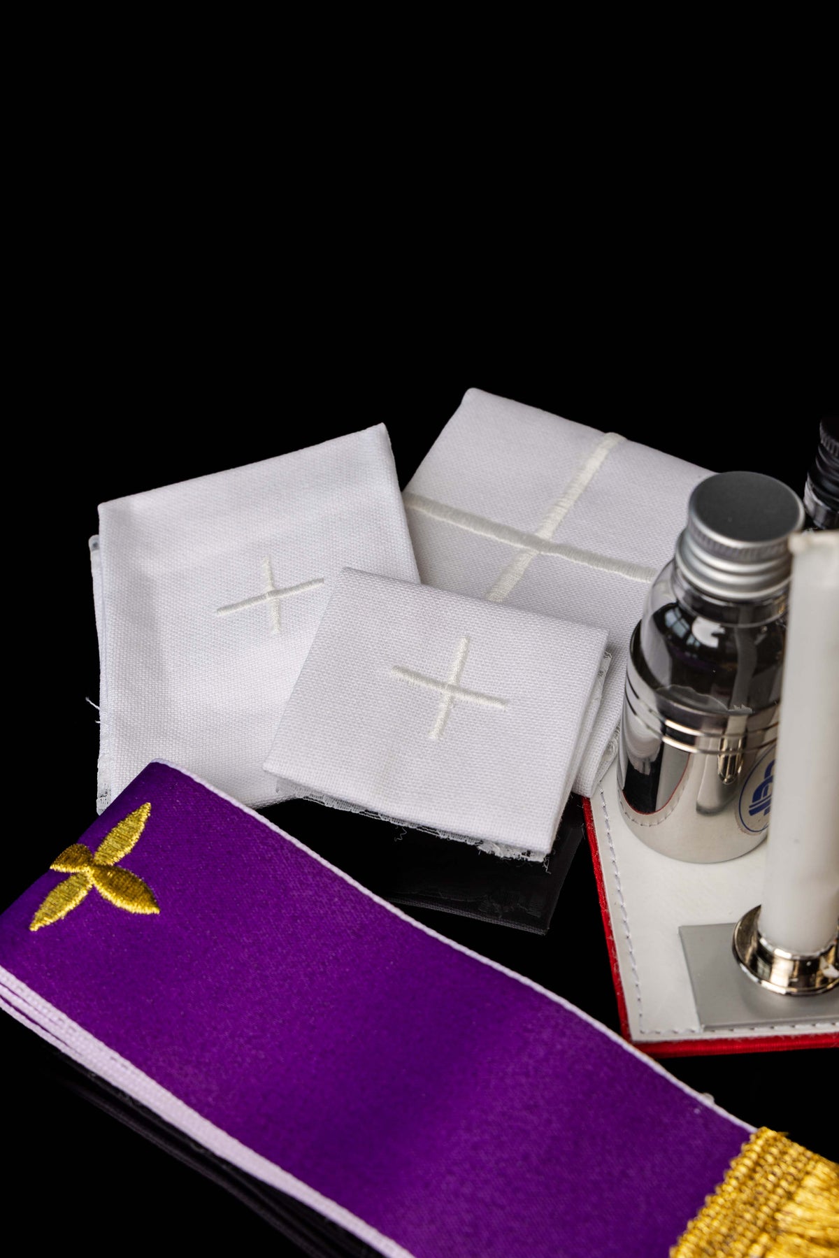 Misionarski kovčeg s liturgijskom opremom za nošenje preko ramena
