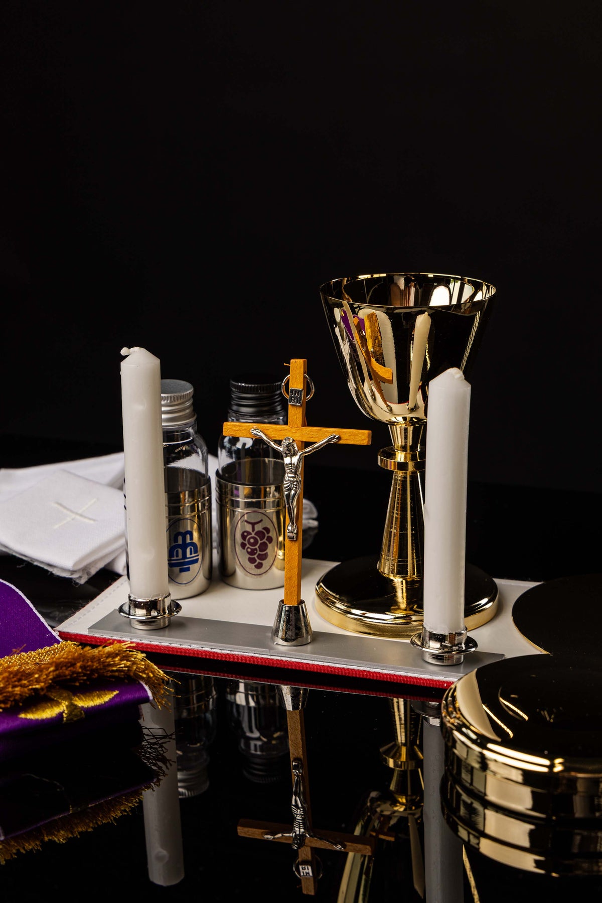 Misionarski kovčeg s liturgijskom opremom za nošenje preko ramena