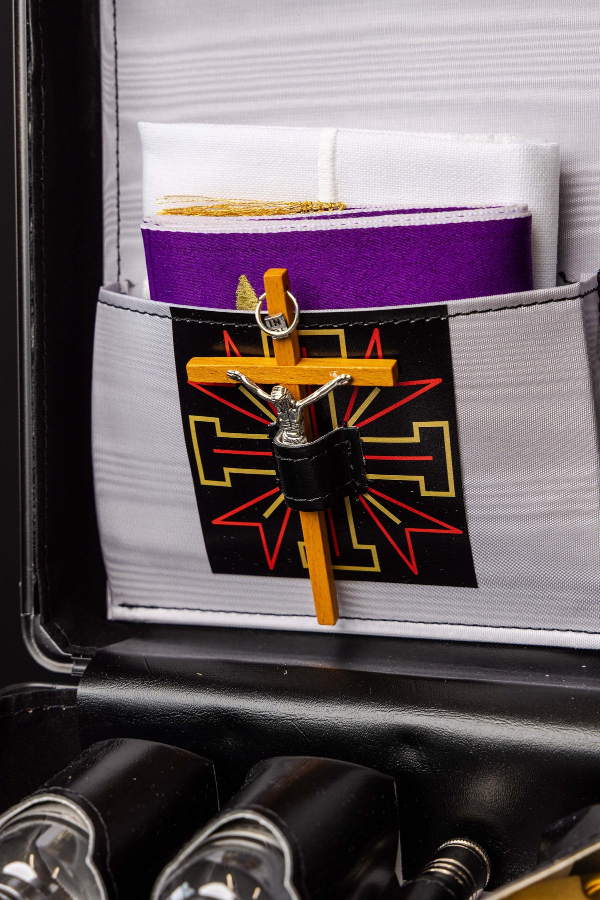 Kofer s liturgijskom opremom za misije