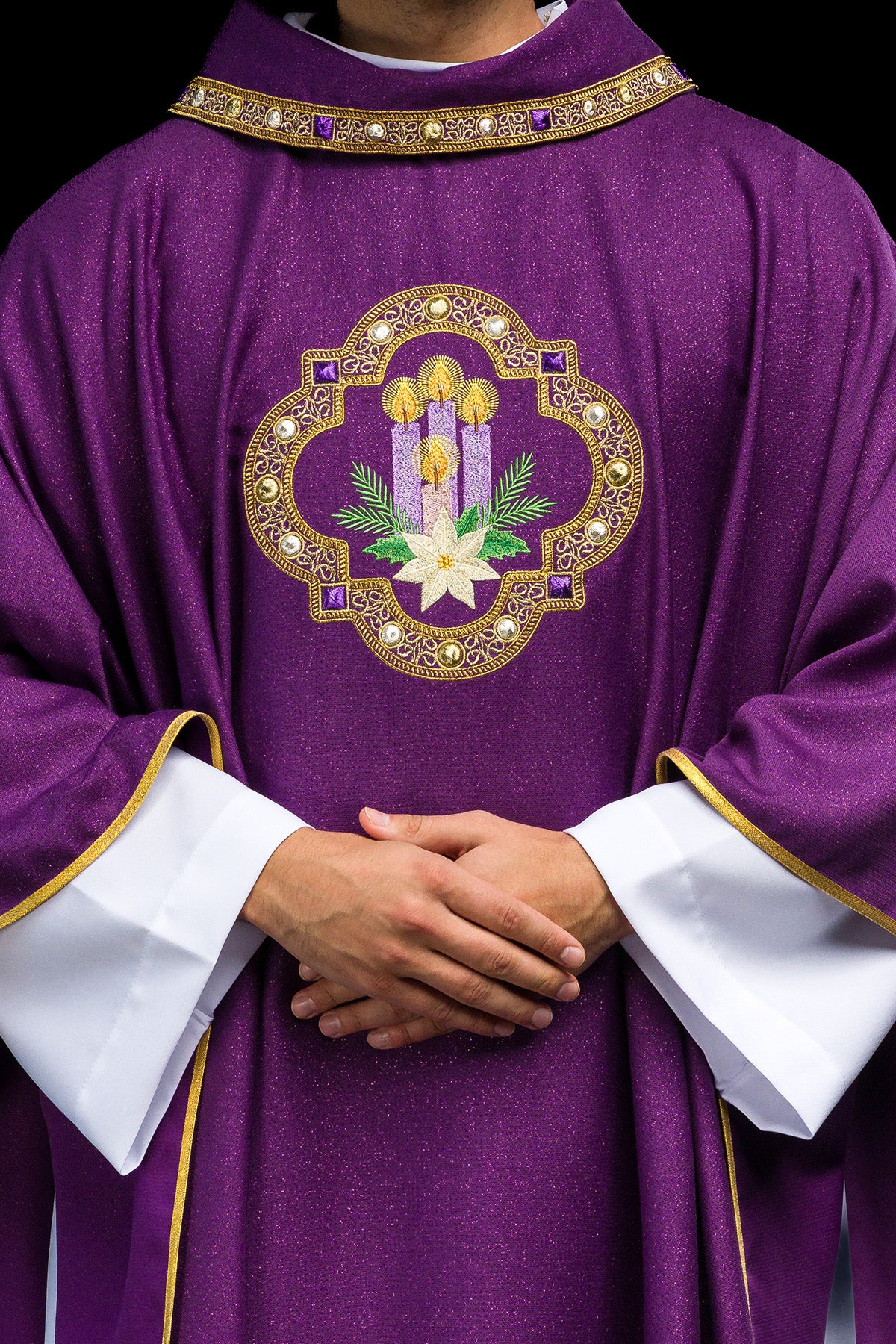 Ornat s uskrsnim janjcem sašiven na ukrasnoj tkanini