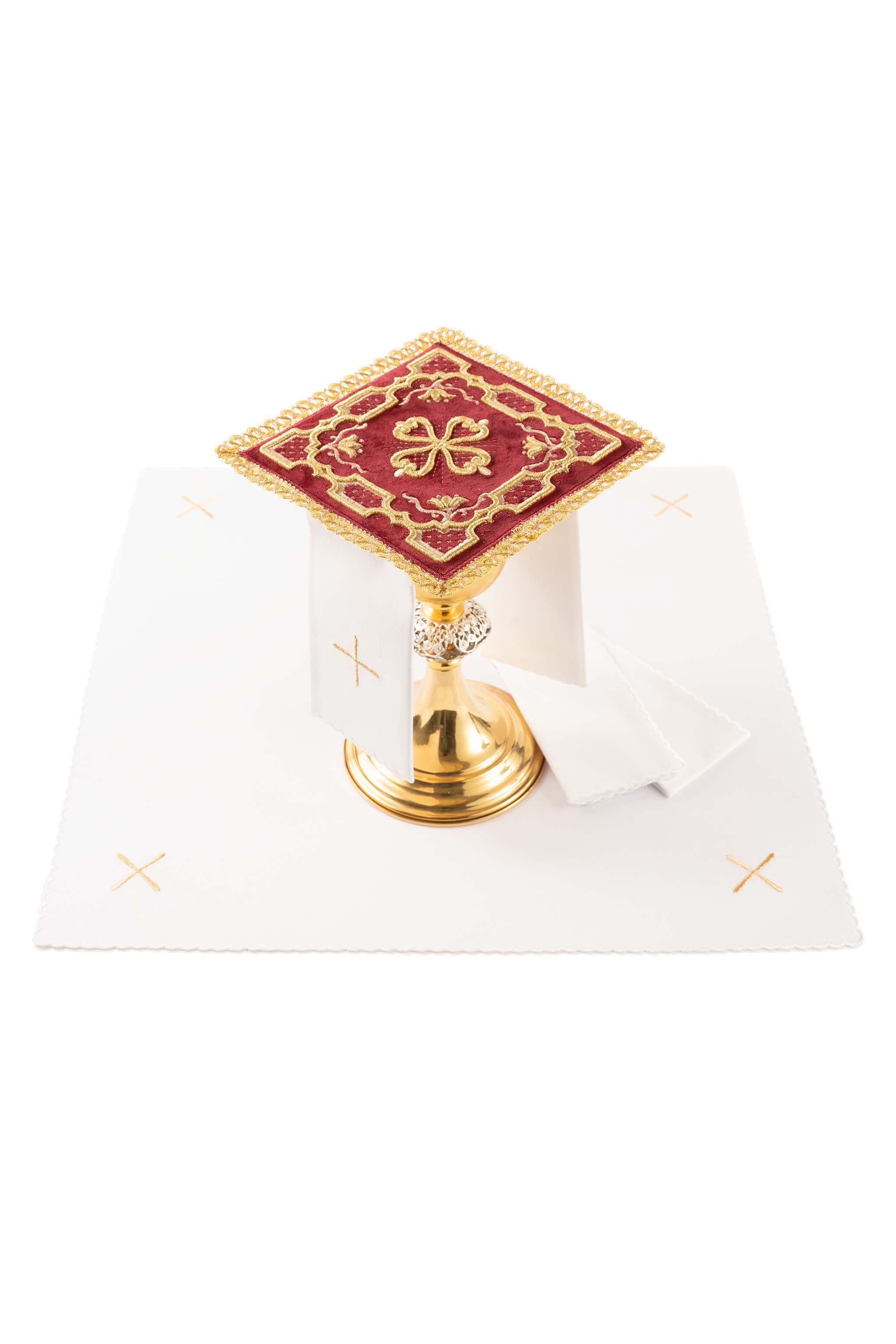 Czerwony komplet bielizny kielichowej: aksamitna palka z haftem krzyża rozetowego na złotym kielichu, biały korporał z krzyżami, puryfikaterz i ręczniczek