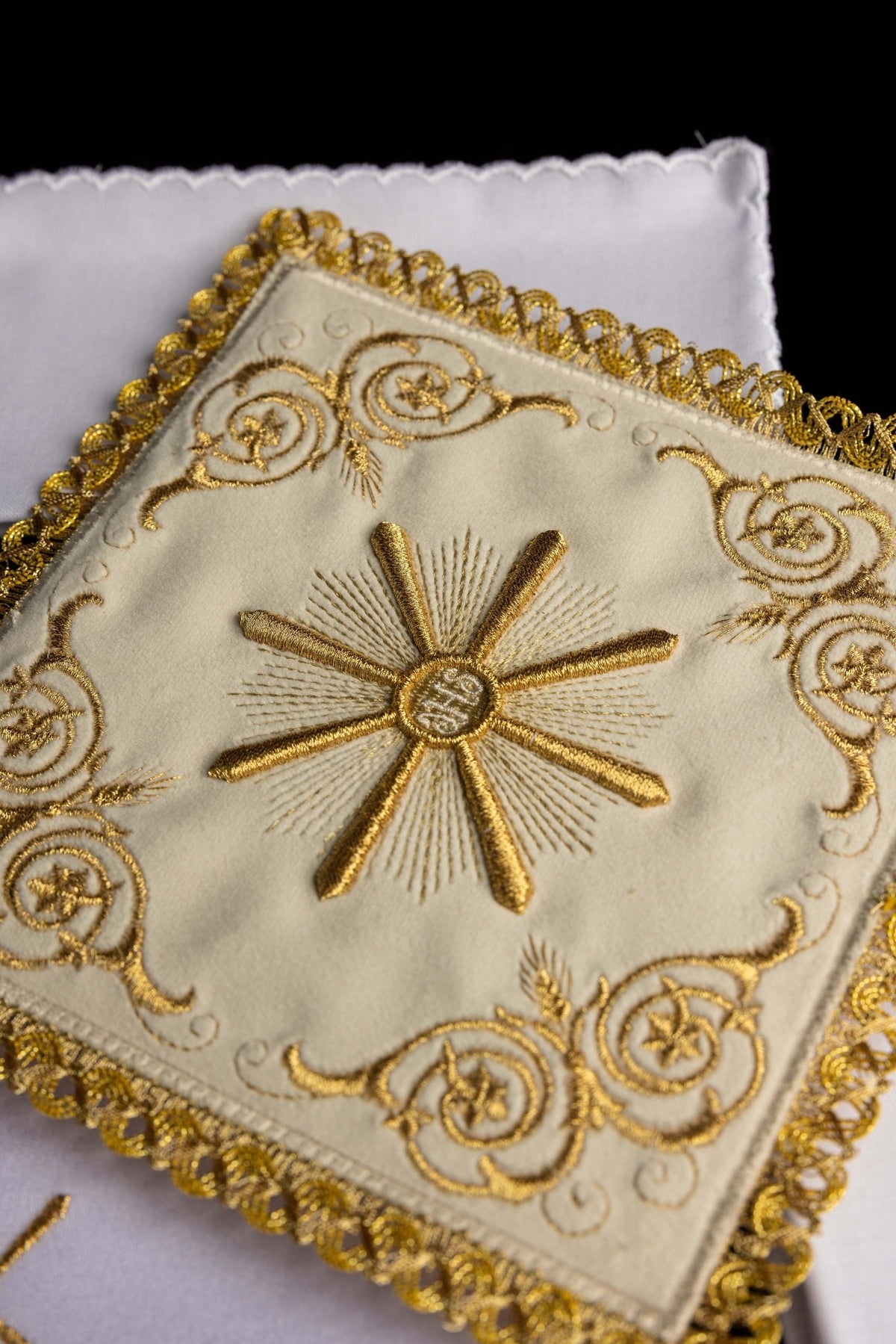 Bielizna kielichowa ecru z haftem słońca eucharystycznego