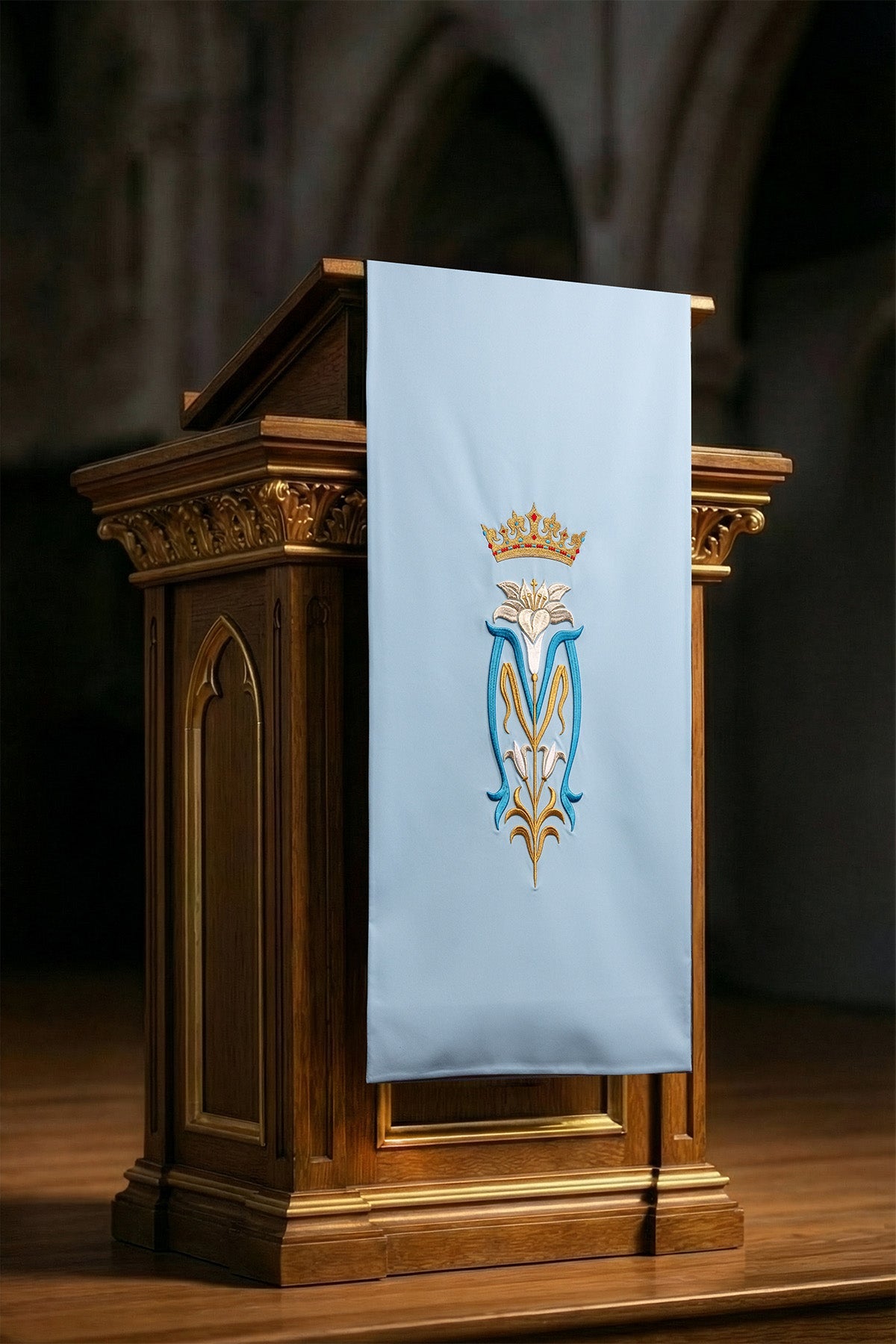 Błękitna serweta na lektorium haftowana z motywem maryjnym