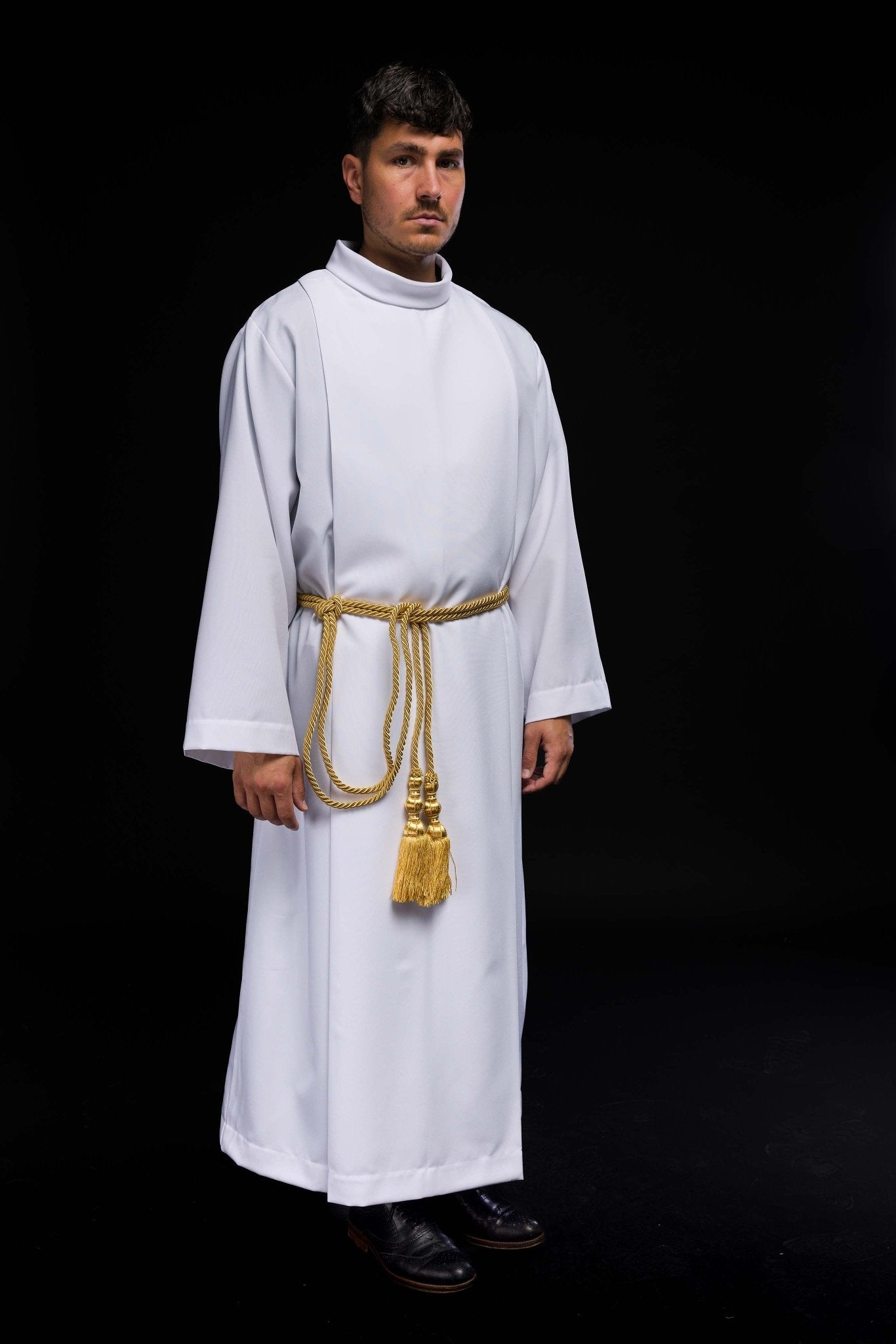 Pełny widok alby ze złotym cingulum liturgicznym