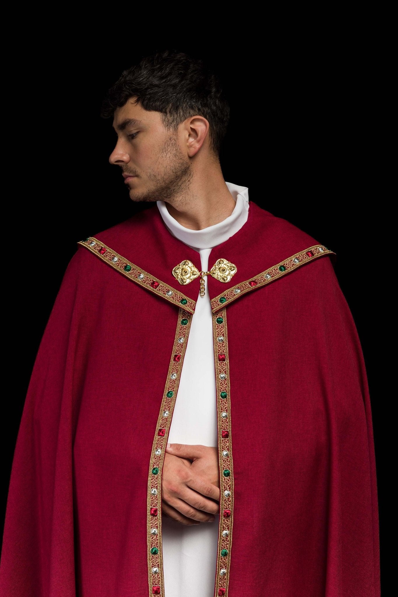 Czerwona kapa liturgiczna z złotym IHS
