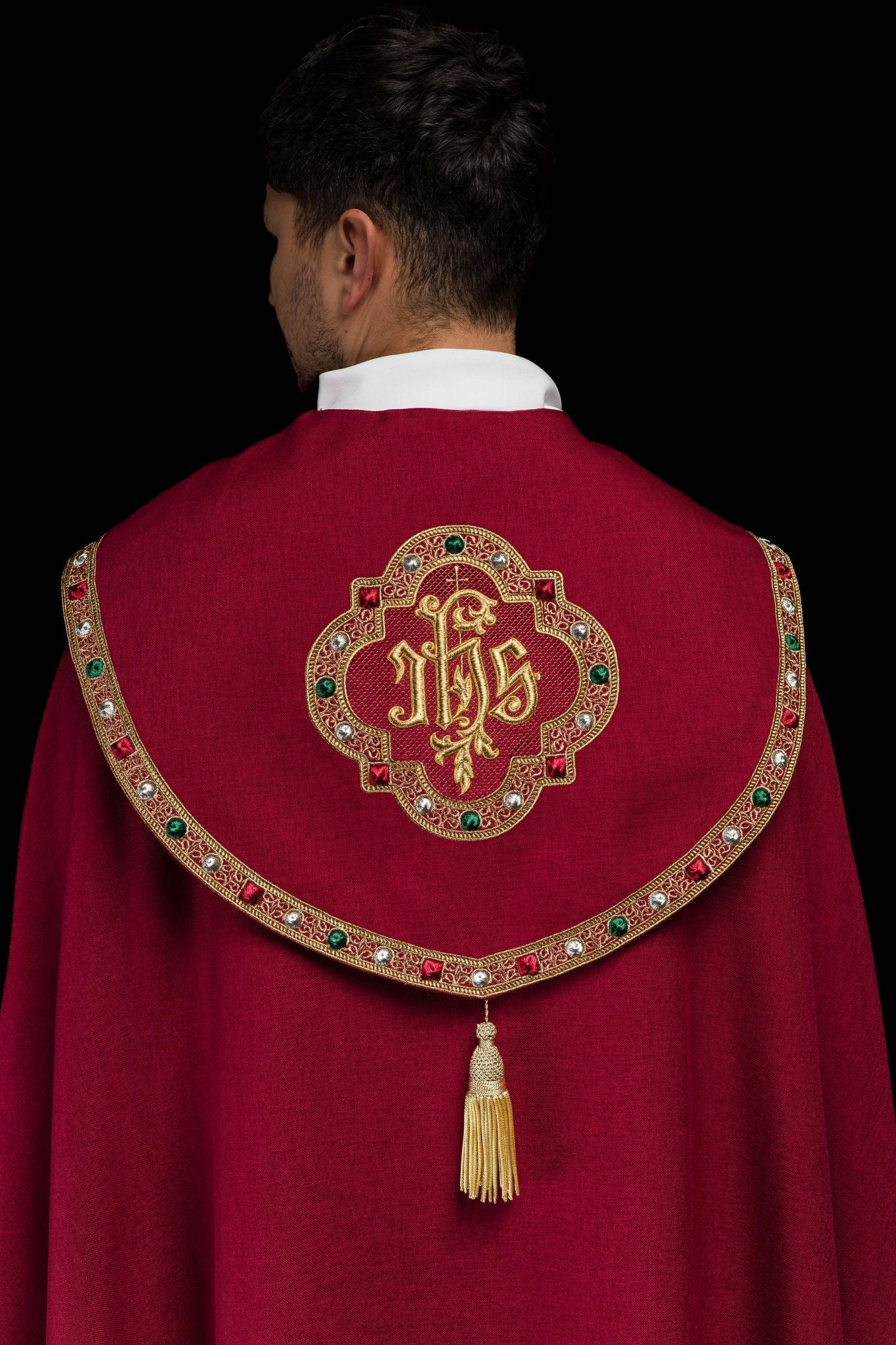 Czerwona kapa liturgiczna z złotym IHS