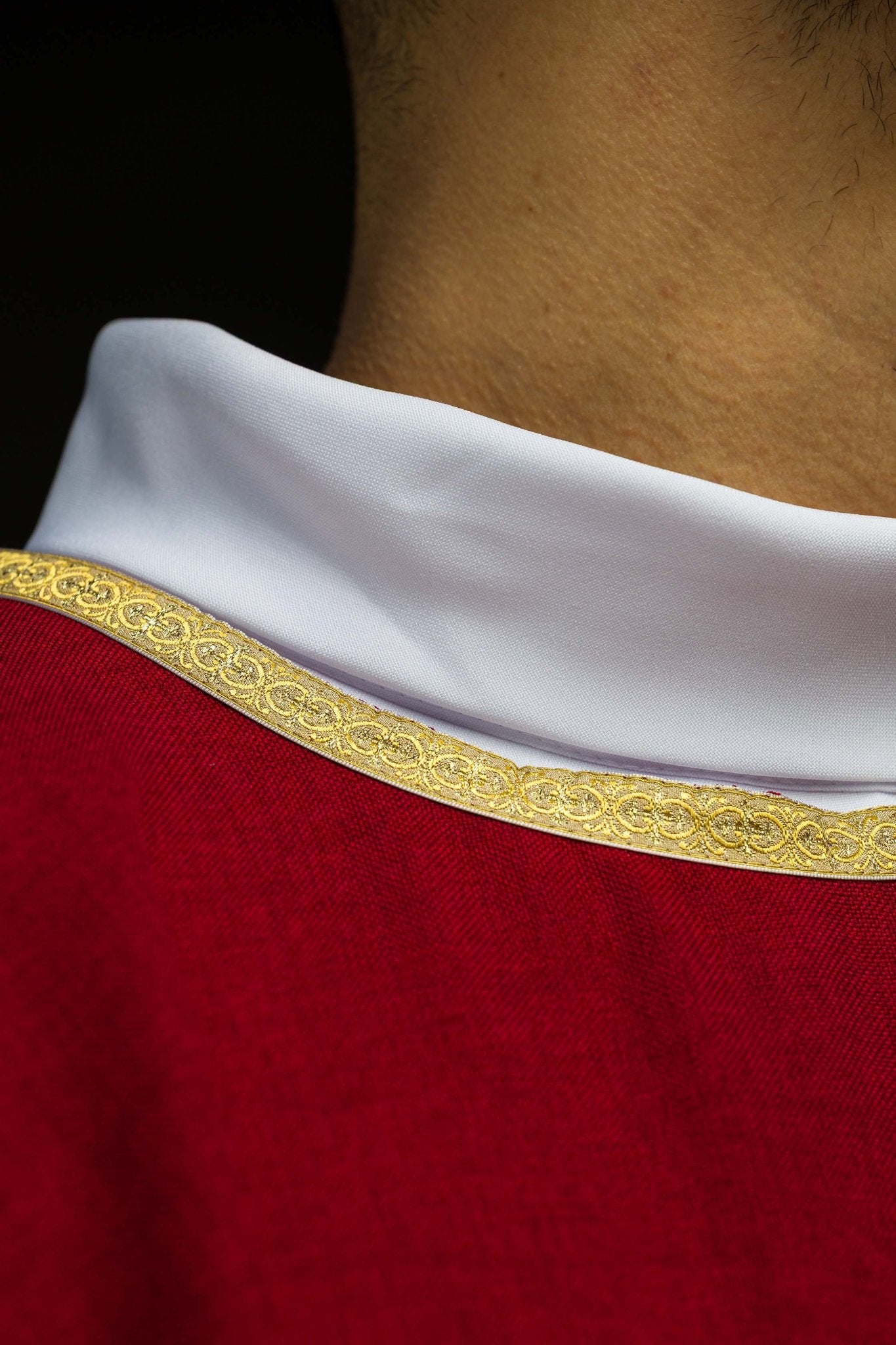 Czerwony ornat liturgiczny z złotym haftem IHS