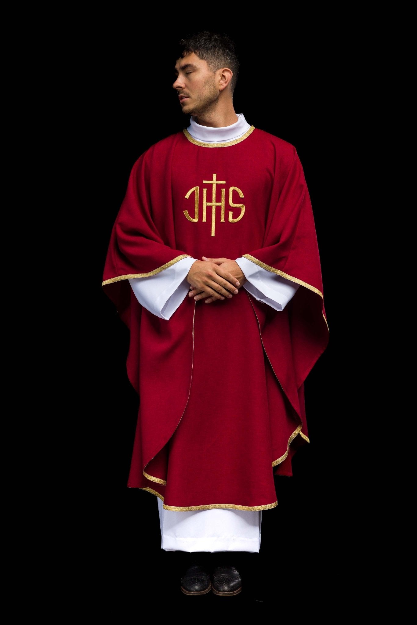 Czerwony ornat liturgiczny z złotym haftem IHS