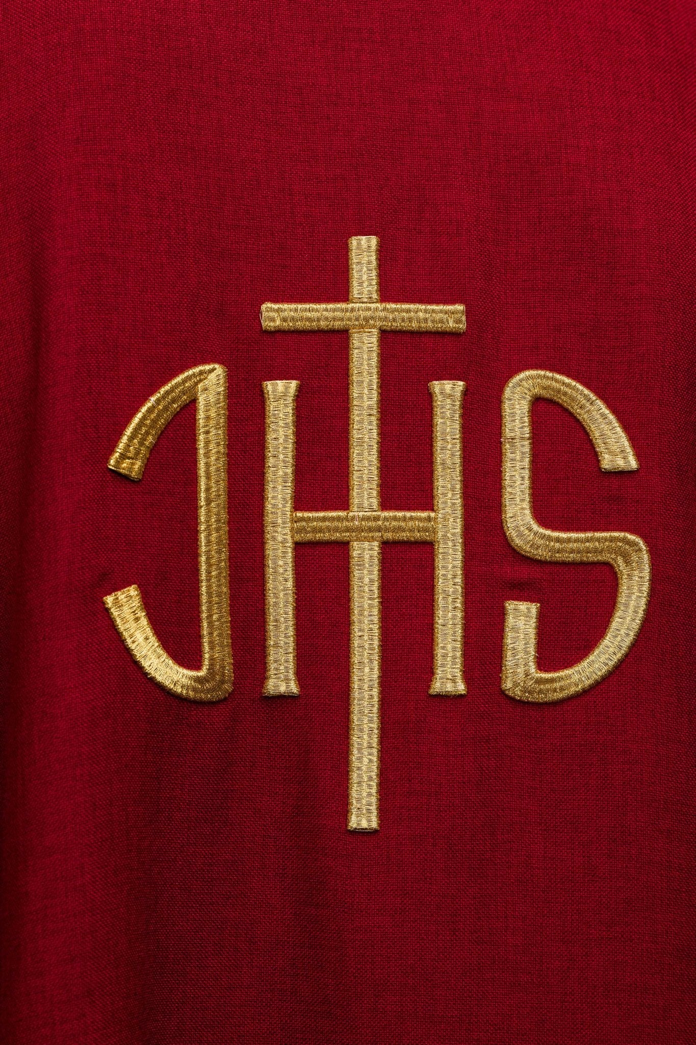 Czerwony ornat liturgiczny z złotym haftem IHS