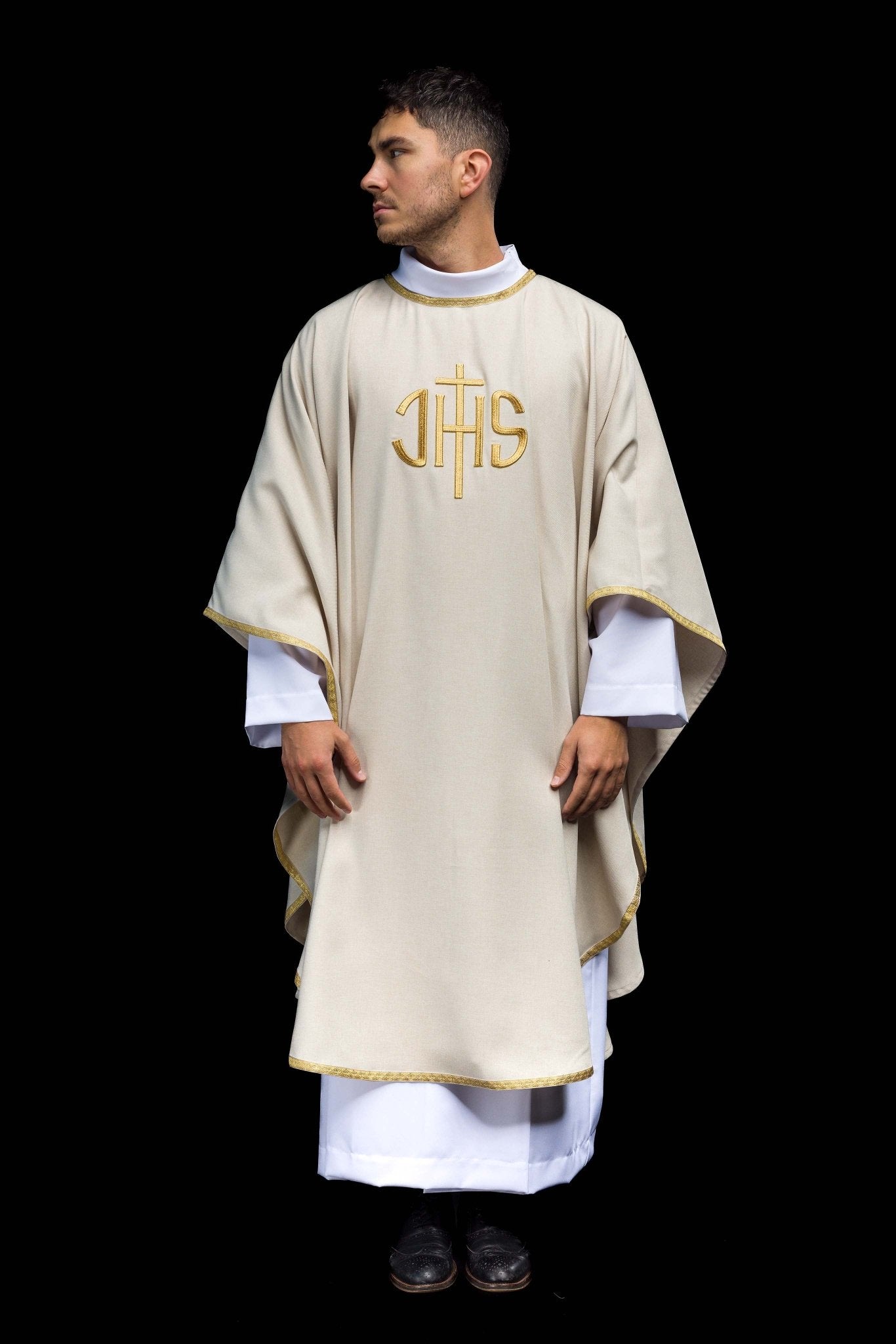 Ecru ornat liturgiczny z złotym haftem IHS