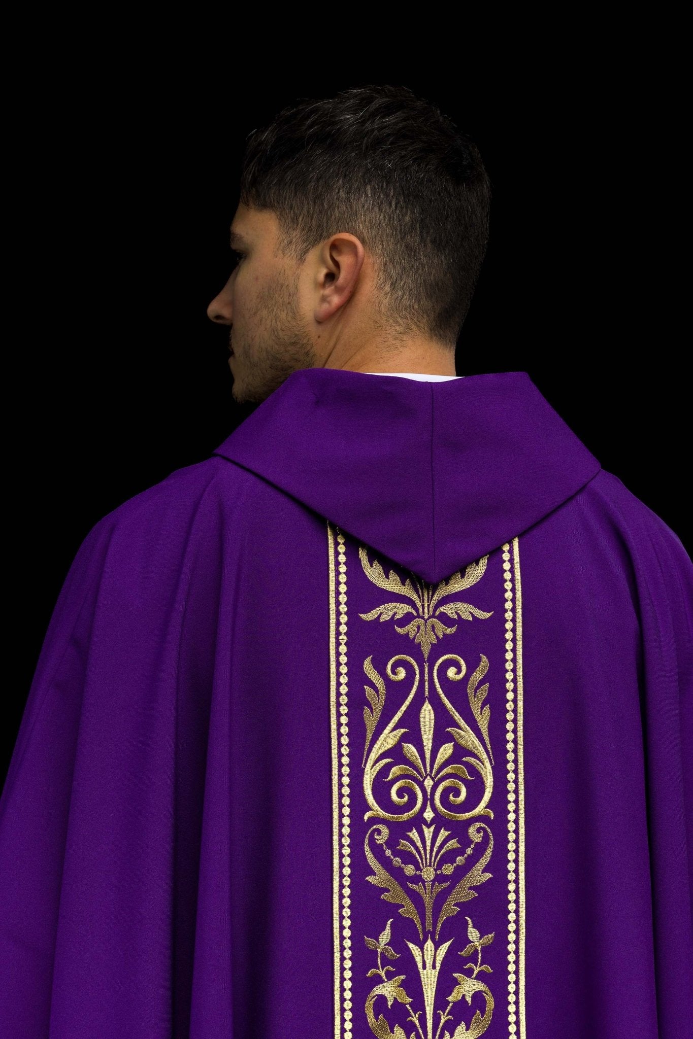 Fioletowy ornat liturgiczny zdobiony złotym pasem haftowanym