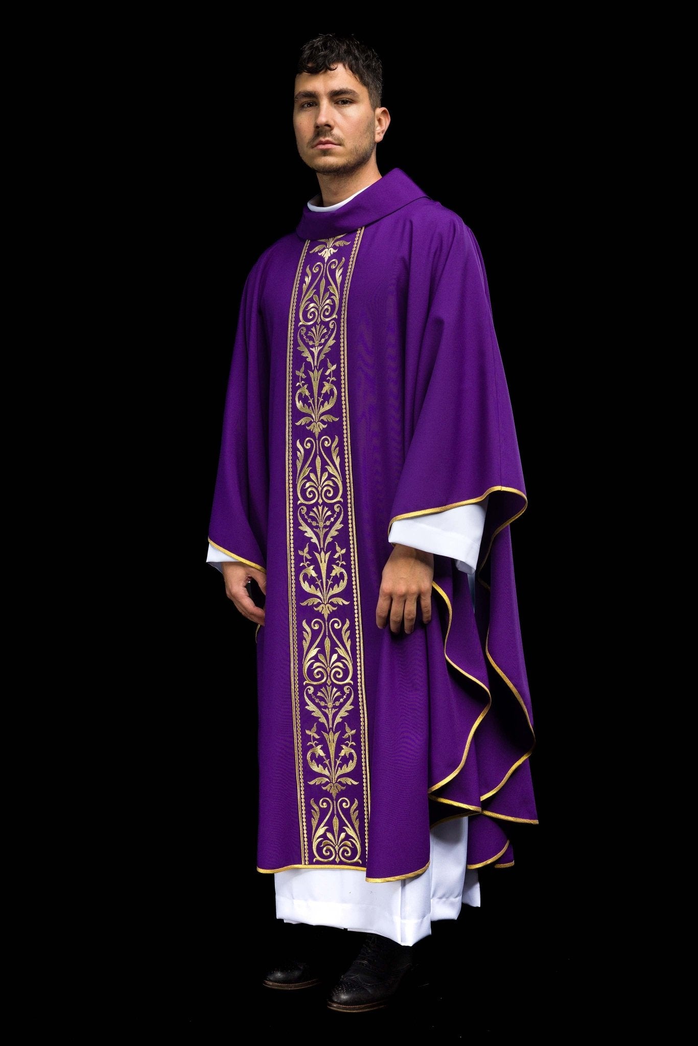 Fioletowy ornat liturgiczny zdobiony złotym pasem haftowanym