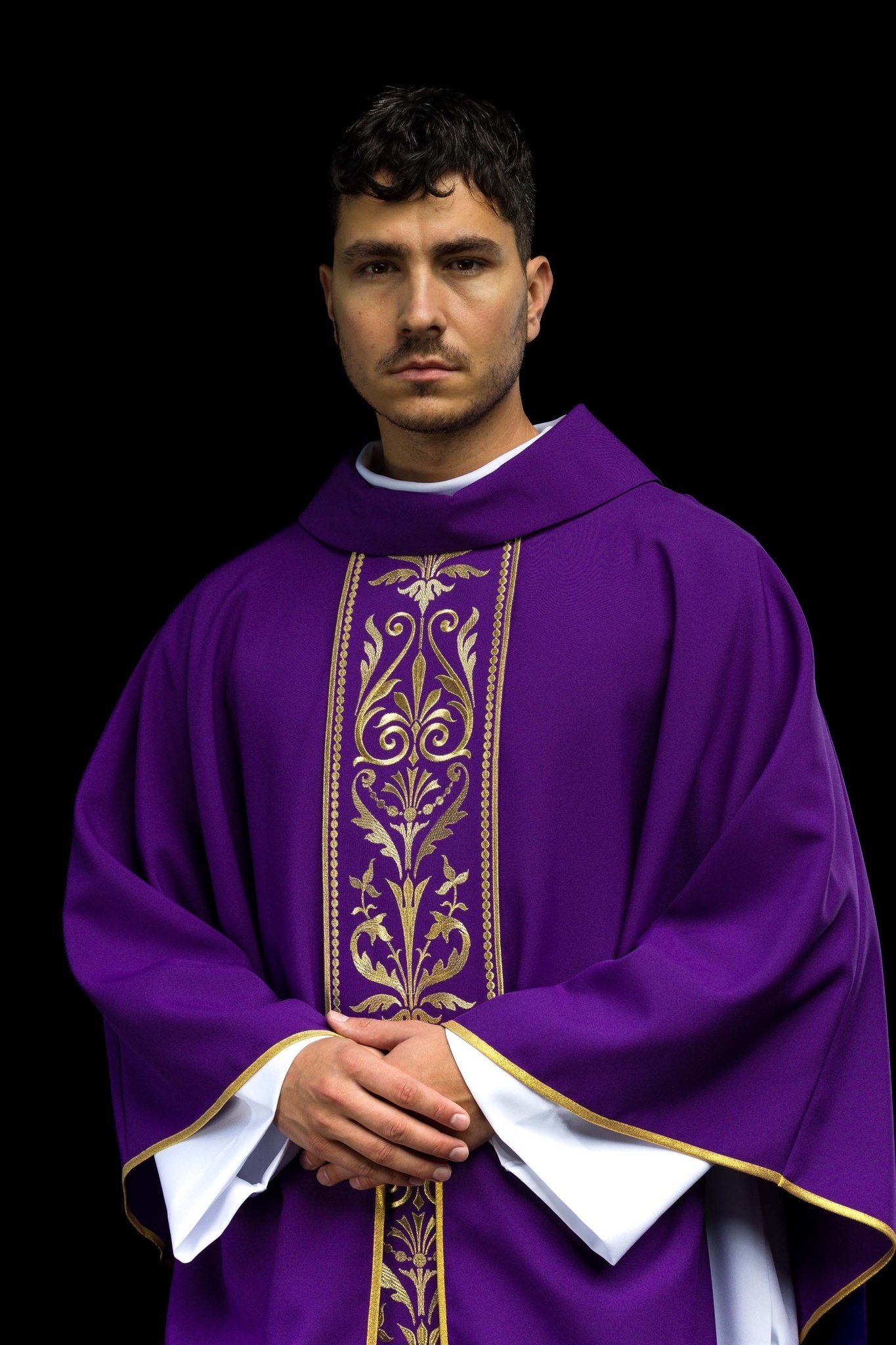 Fioletowy ornat liturgiczny zdobiony złotym pasem haftowanym