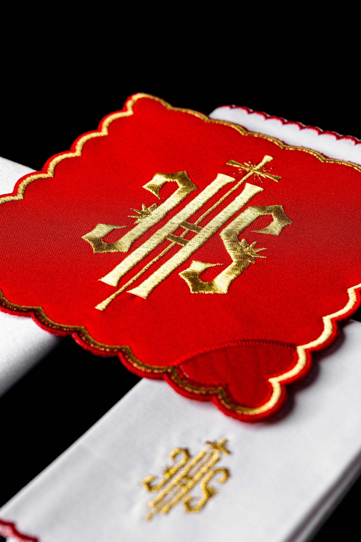Komplet Kielichowy Haftowany IHS Czerwony