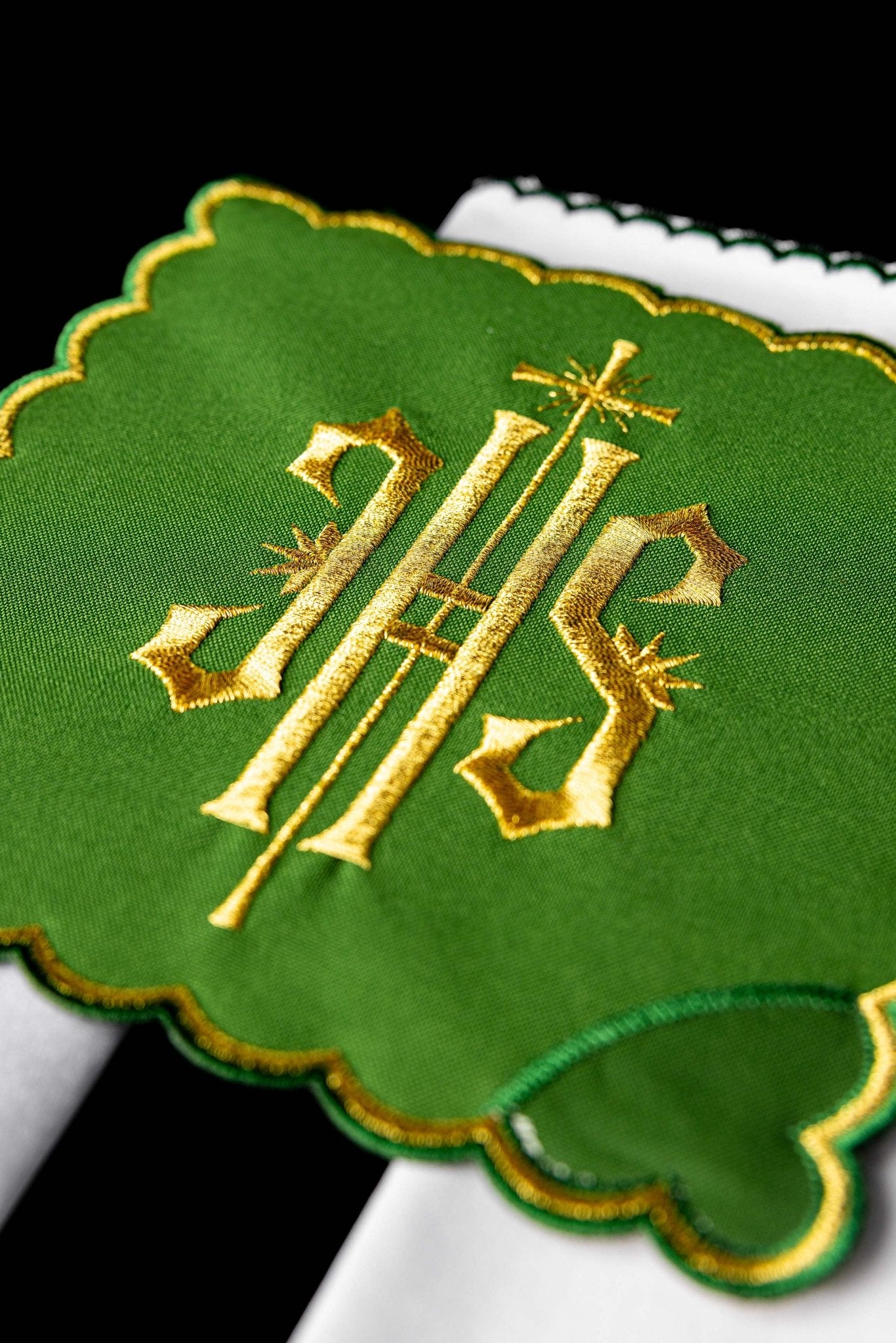 Komplet Kielichowy Haftowany IHS Zielony