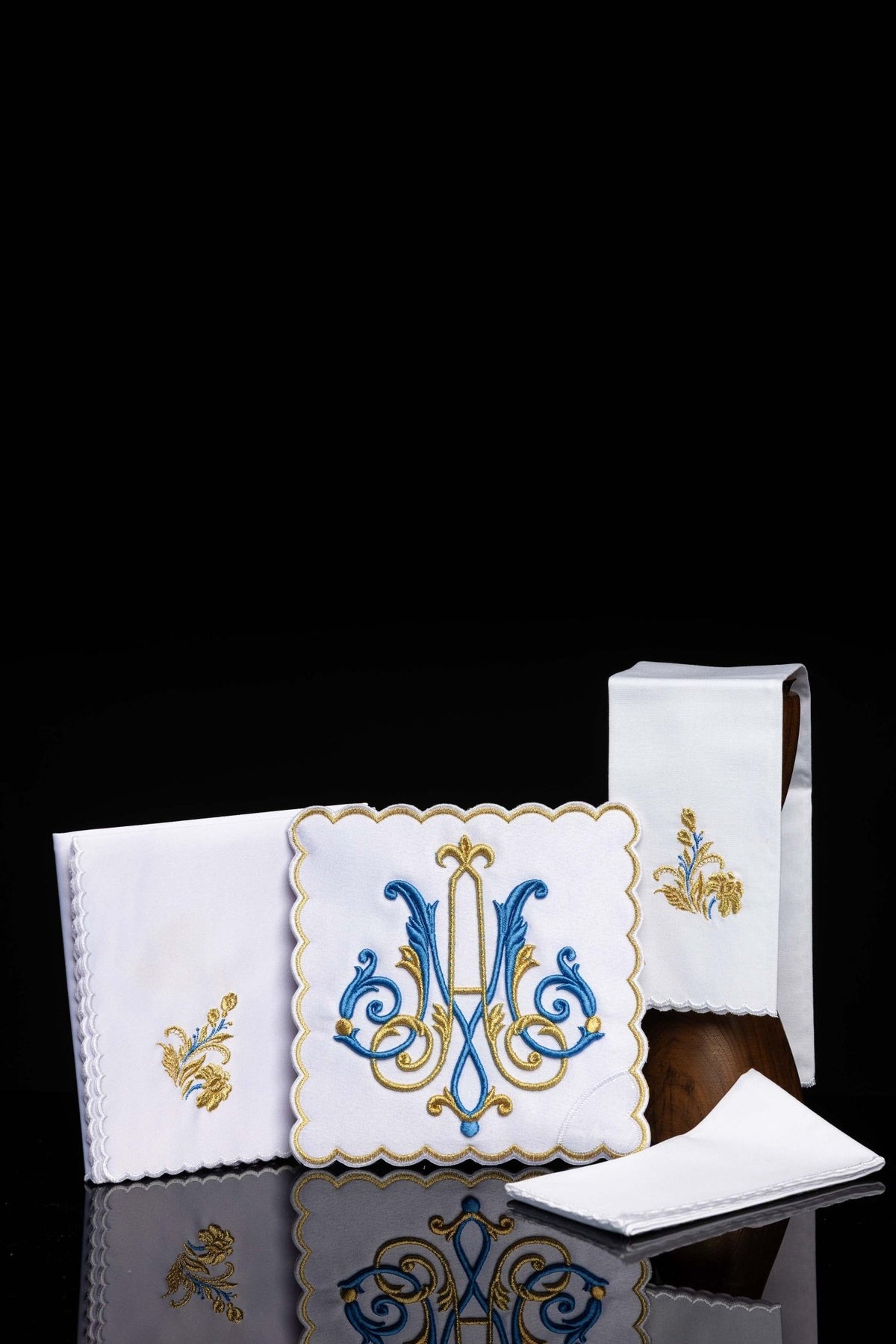 Liturgiczny komplet kielichowy z haftowanym motywem Maryjnym
