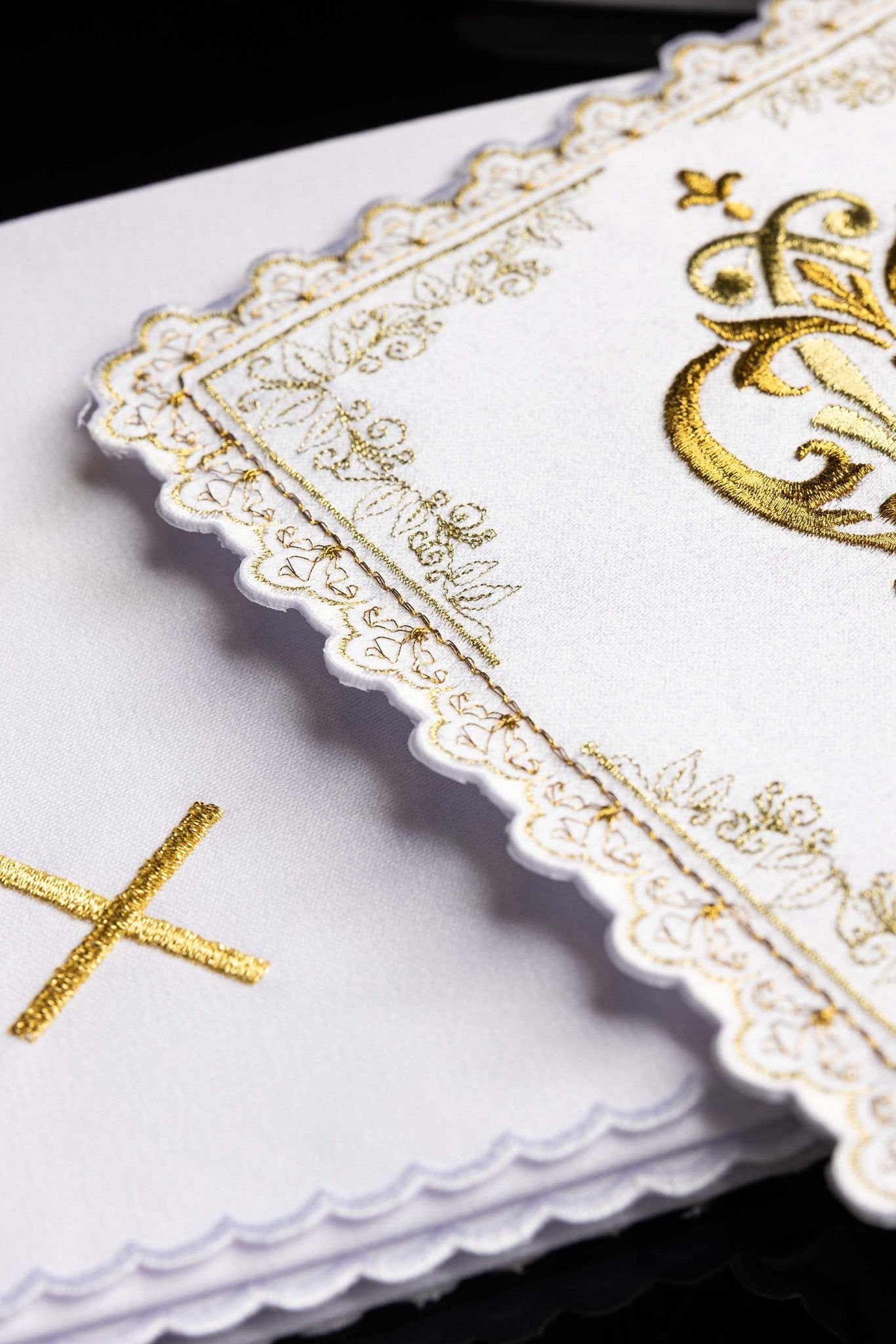 Liturgiczny komplet kielichowy z haftowanym złotym motywem Maryjnym