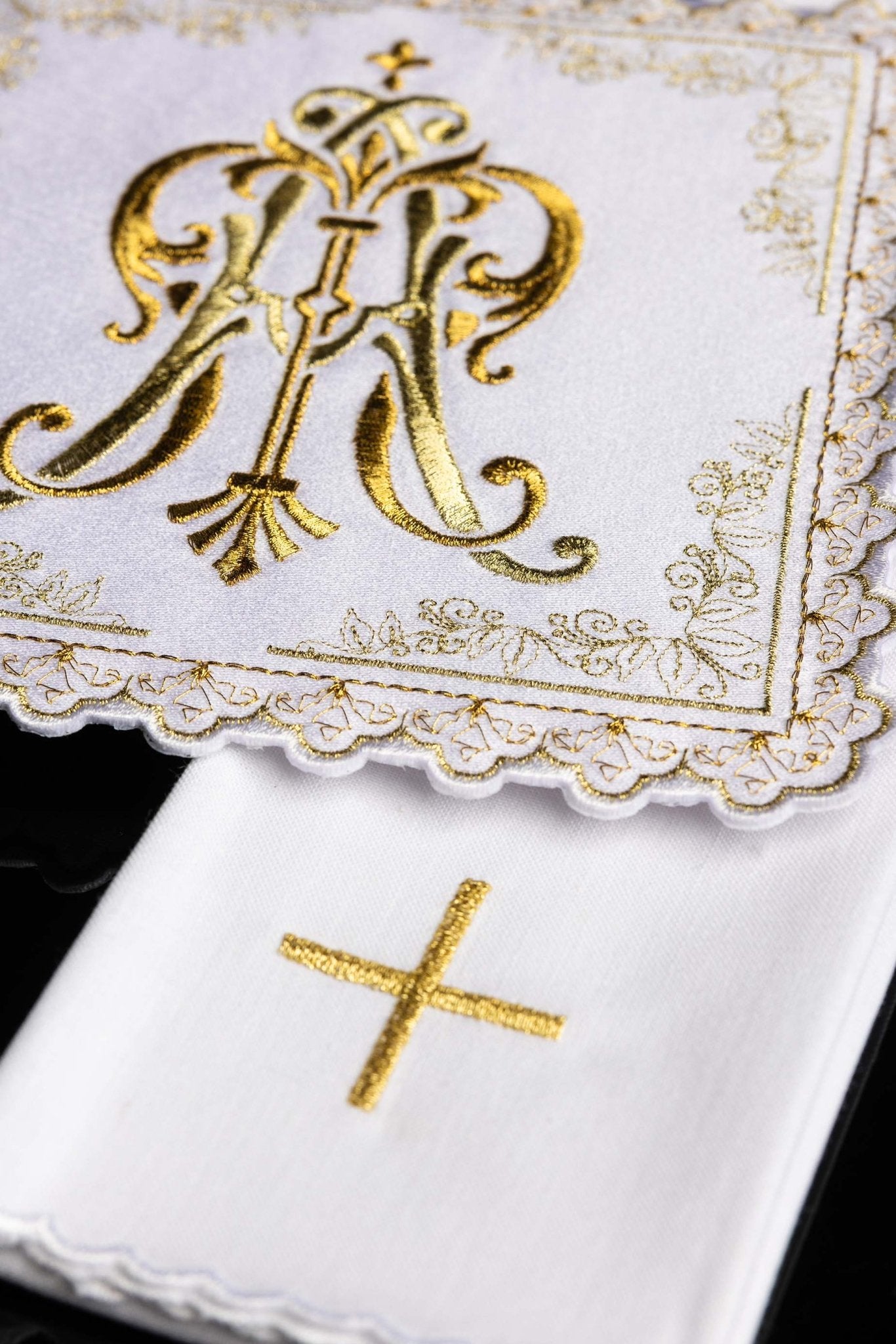 Liturgiczny komplet kielichowy z haftowanym złotym motywem Maryjnym