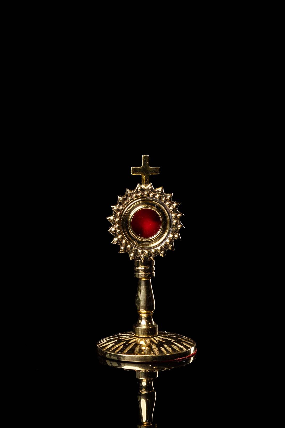Mały relikwiarz liturgiczny wykonany z mosiądzu