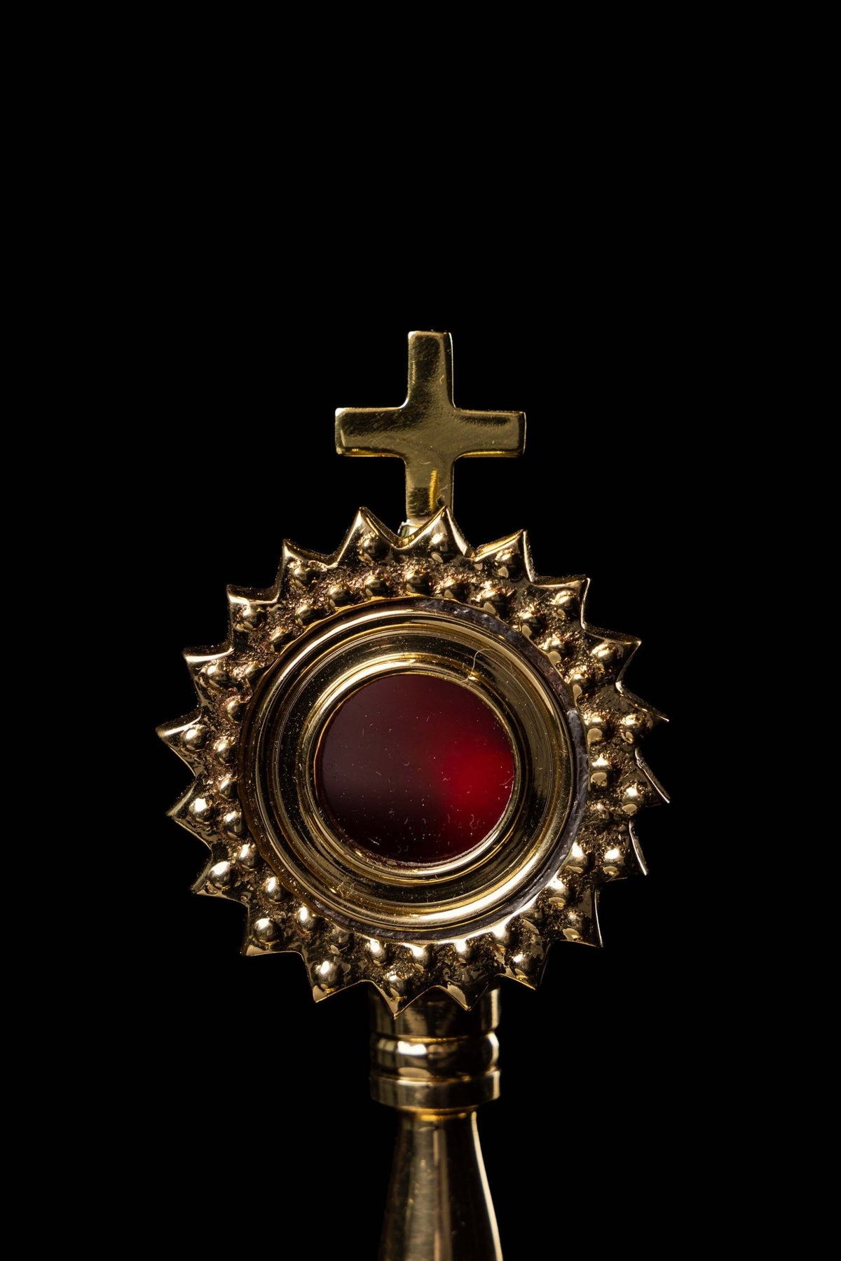 Mały relikwiarz liturgiczny wykonany z mosiądzu