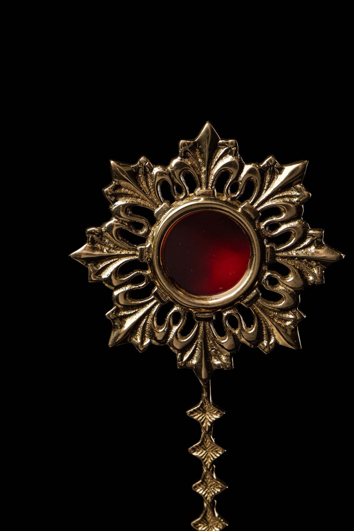 Mosiężny relikwiarz liturgiczny