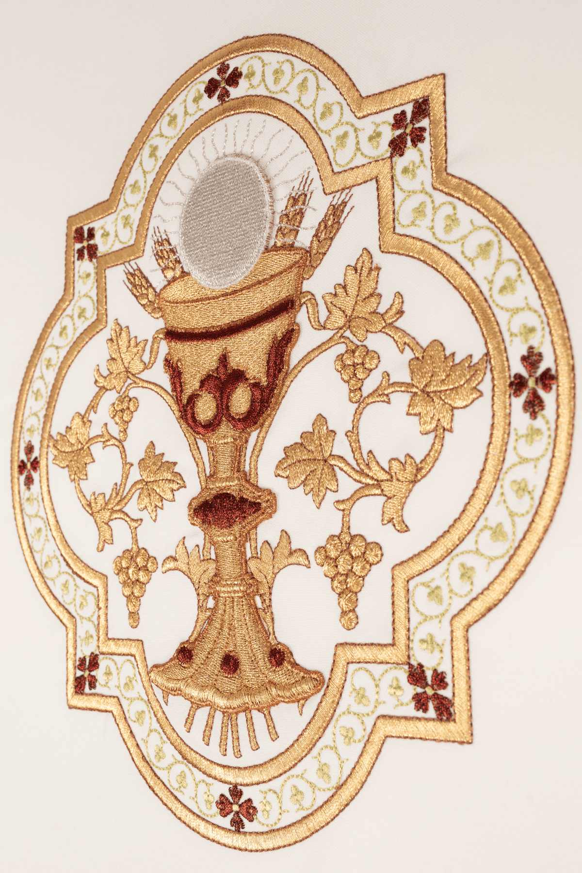 Ornat haftowany z motywem Kielicha eucharystycznego i IHS